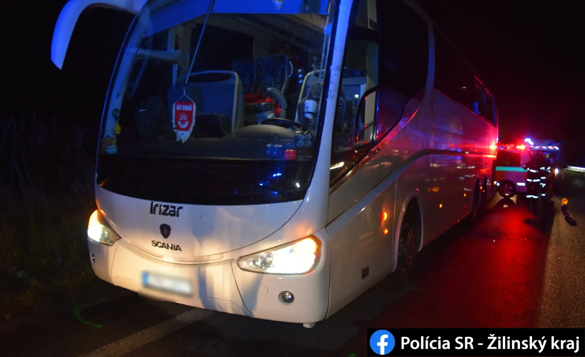 Zrážka autobusu s kamiónom.