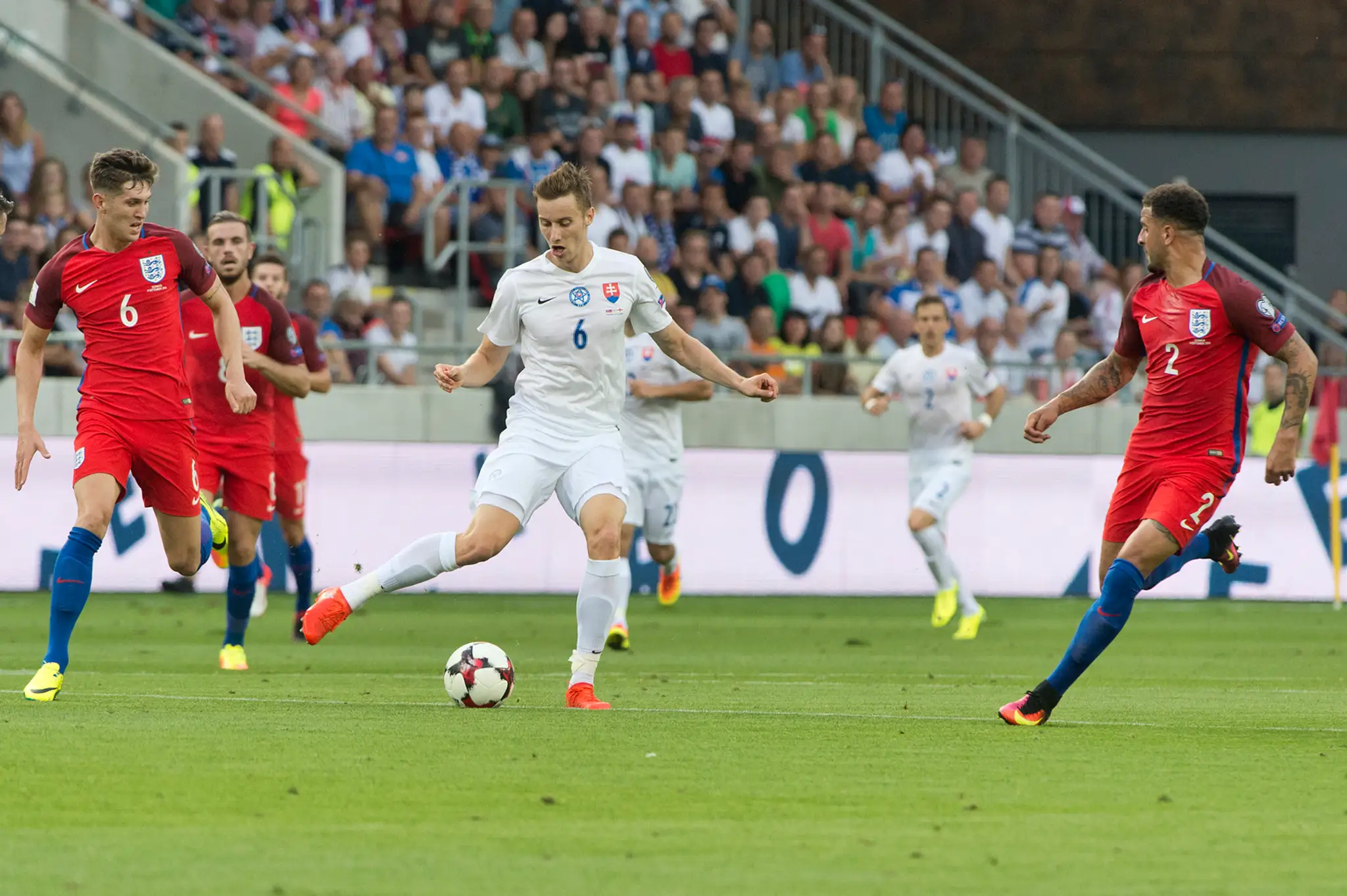 Na snímke sprava Angličan Kyle Walker, náš Ján Greguš a súper John Stones v kvalifikačnom dueli na MS 2018.