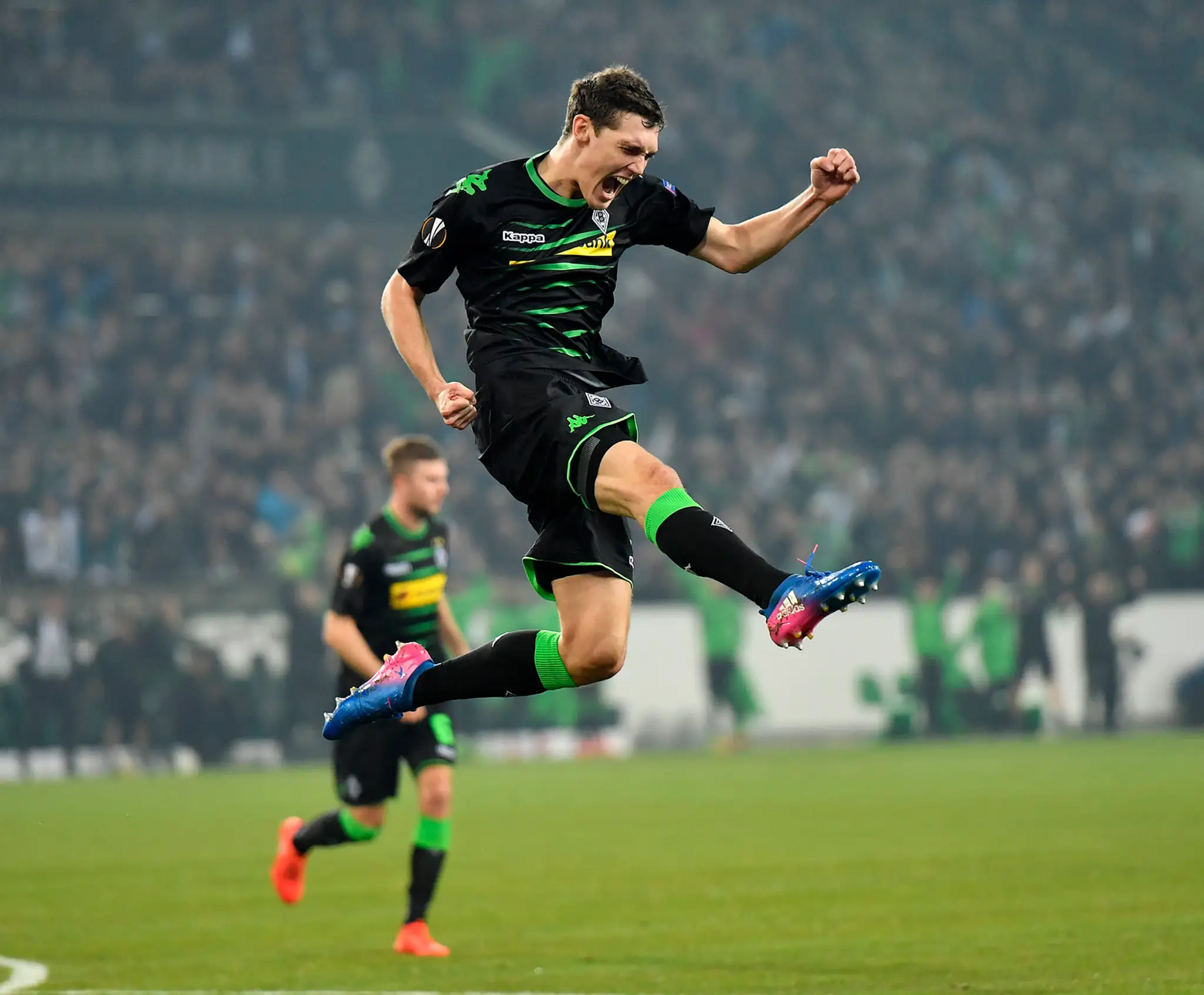 Andreas Christensen z Borussie Mönchengladbach jasá po góle v odvete osemfinále EL proti Schalke.