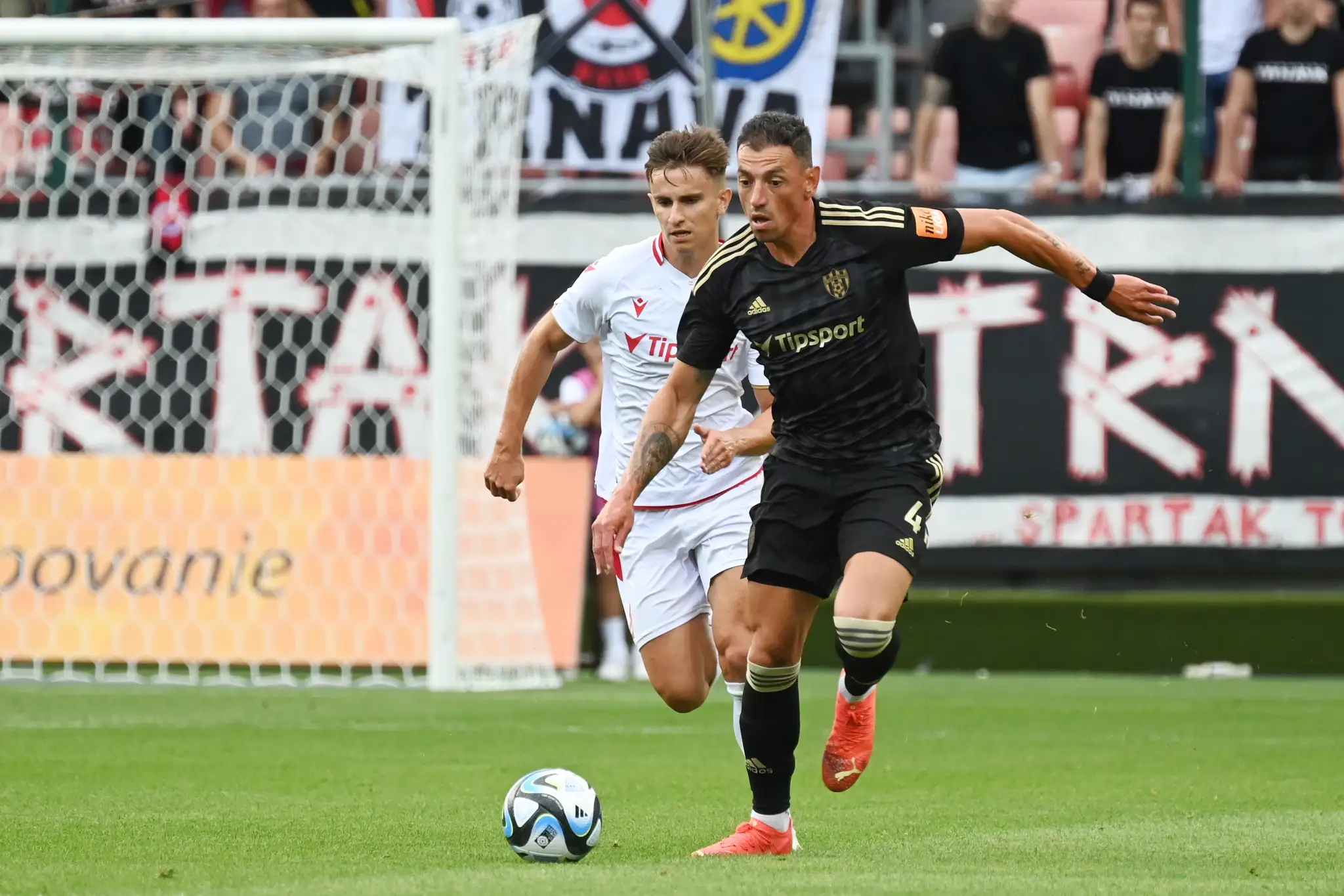 Na snímke sprava futbalista Trnavy Nicolas Gorosito a hráč Trenčína Artur Gajdoš.