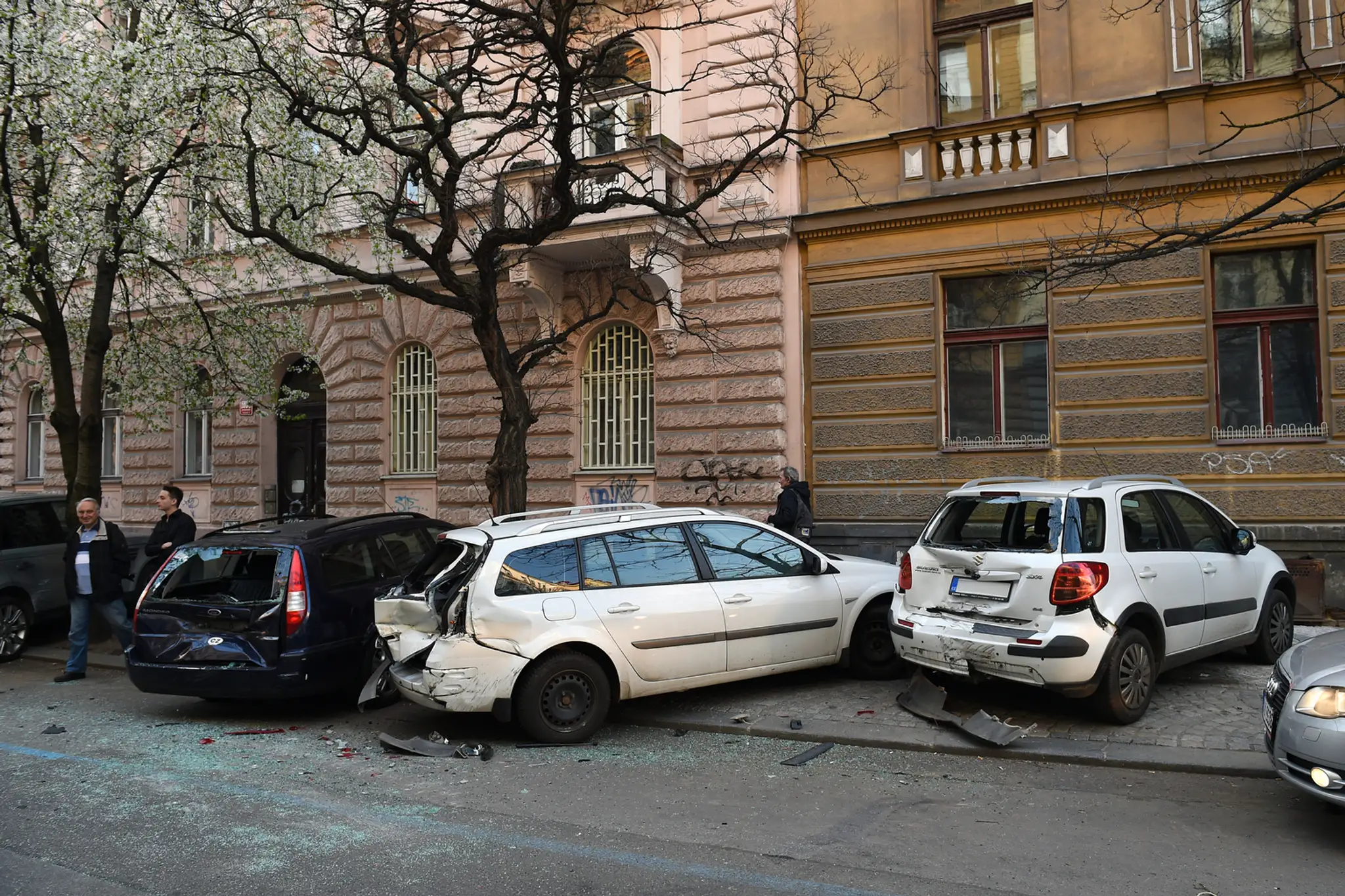 Zdemolované autá v Prahe.