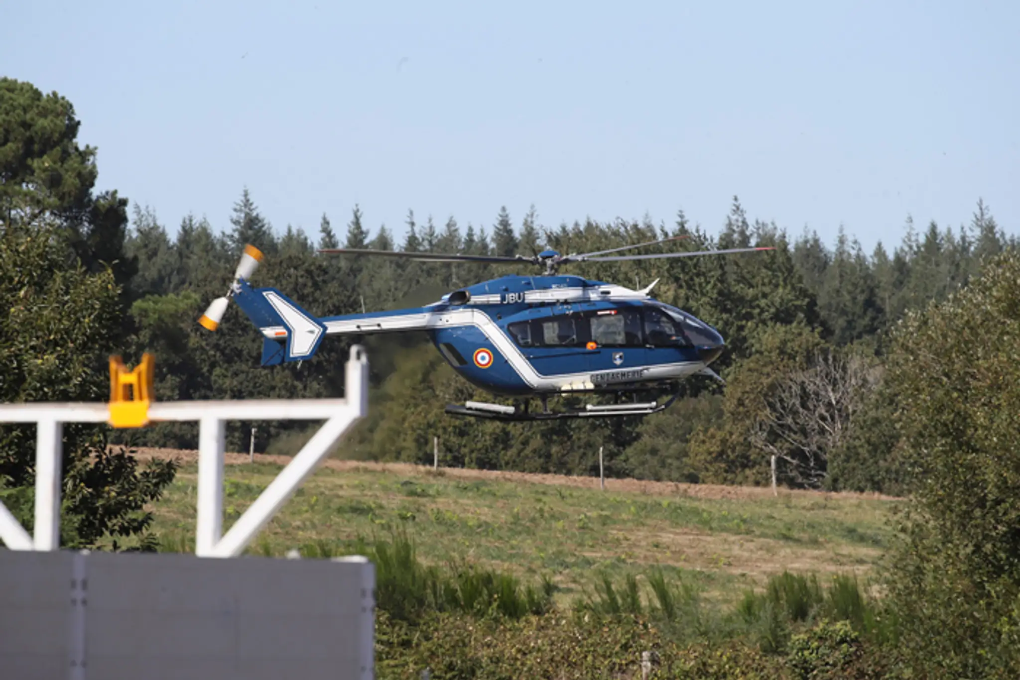 Policajti hladkujú na mieste, kde sa zrútila belgická stíhačka F-16.