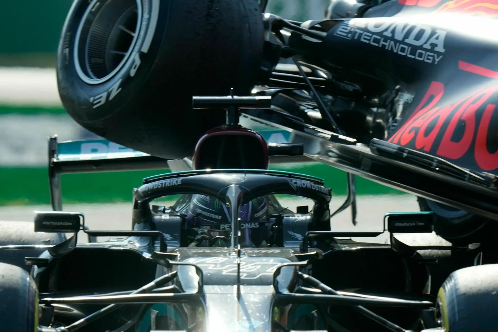 Kolízia Lewisa Hamiltona s Maxom Verstappenom.