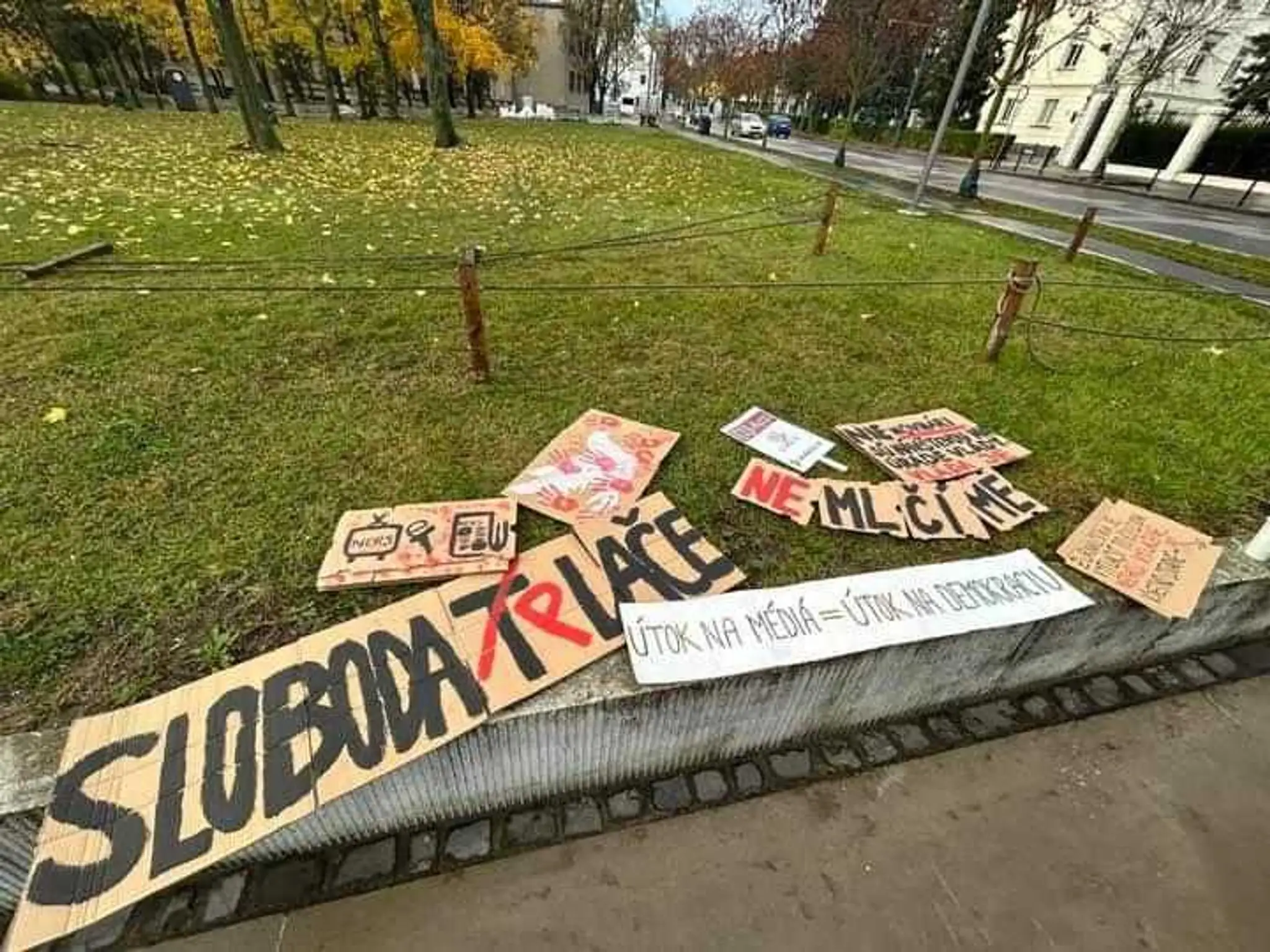 Tichý protest študentov žurnalistiky pred Úradom vlády SR