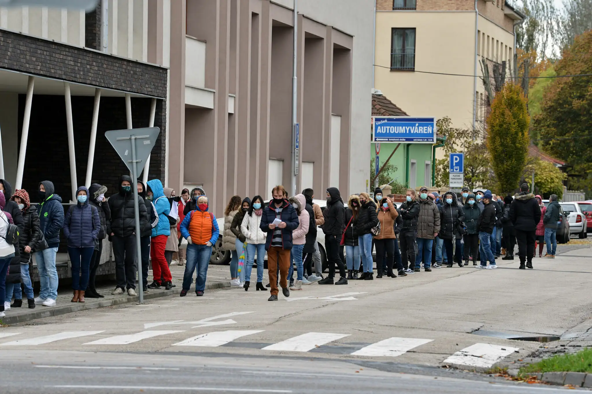 Na snímke dlhé rady na testovanie pri Základnej škole Vámbáryho v Dunajskej Strede.