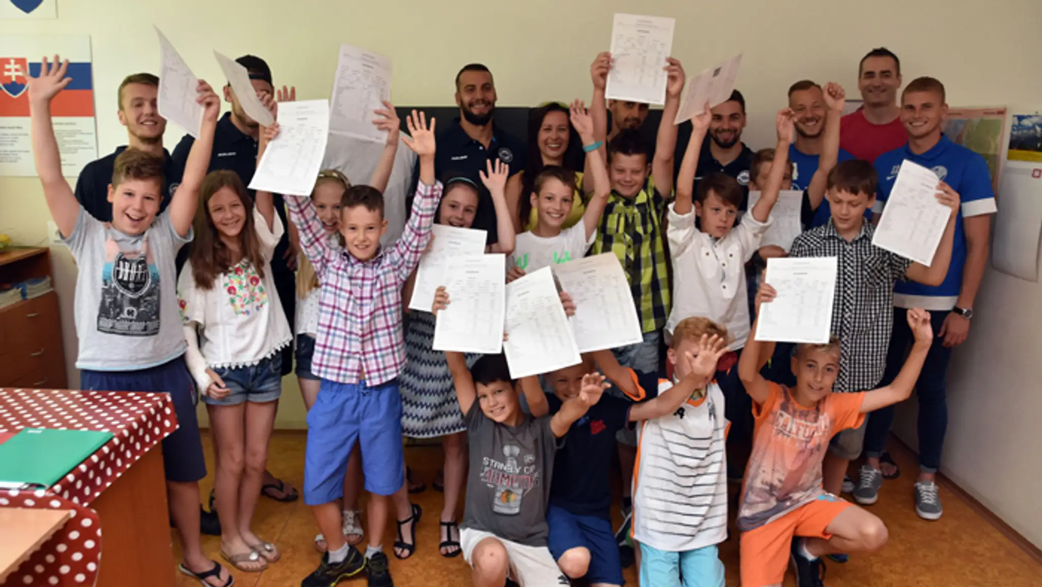 Vysvedčenia žiakom na ZŠ Považská v Košiciach odovzdali hráči HC Košice a iní športovci.