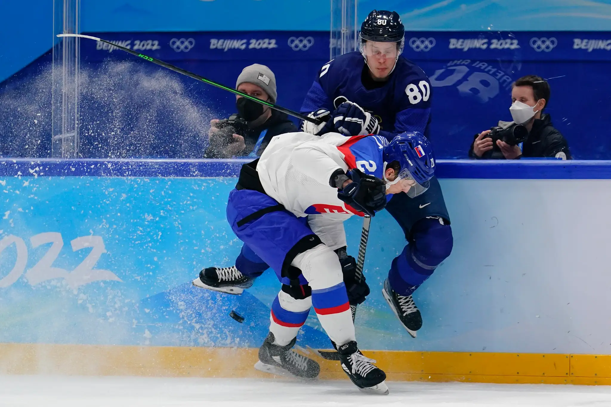 Zľava Martin Gernát a Fín Saku Maenalanen v semifinále ZOH 2022.