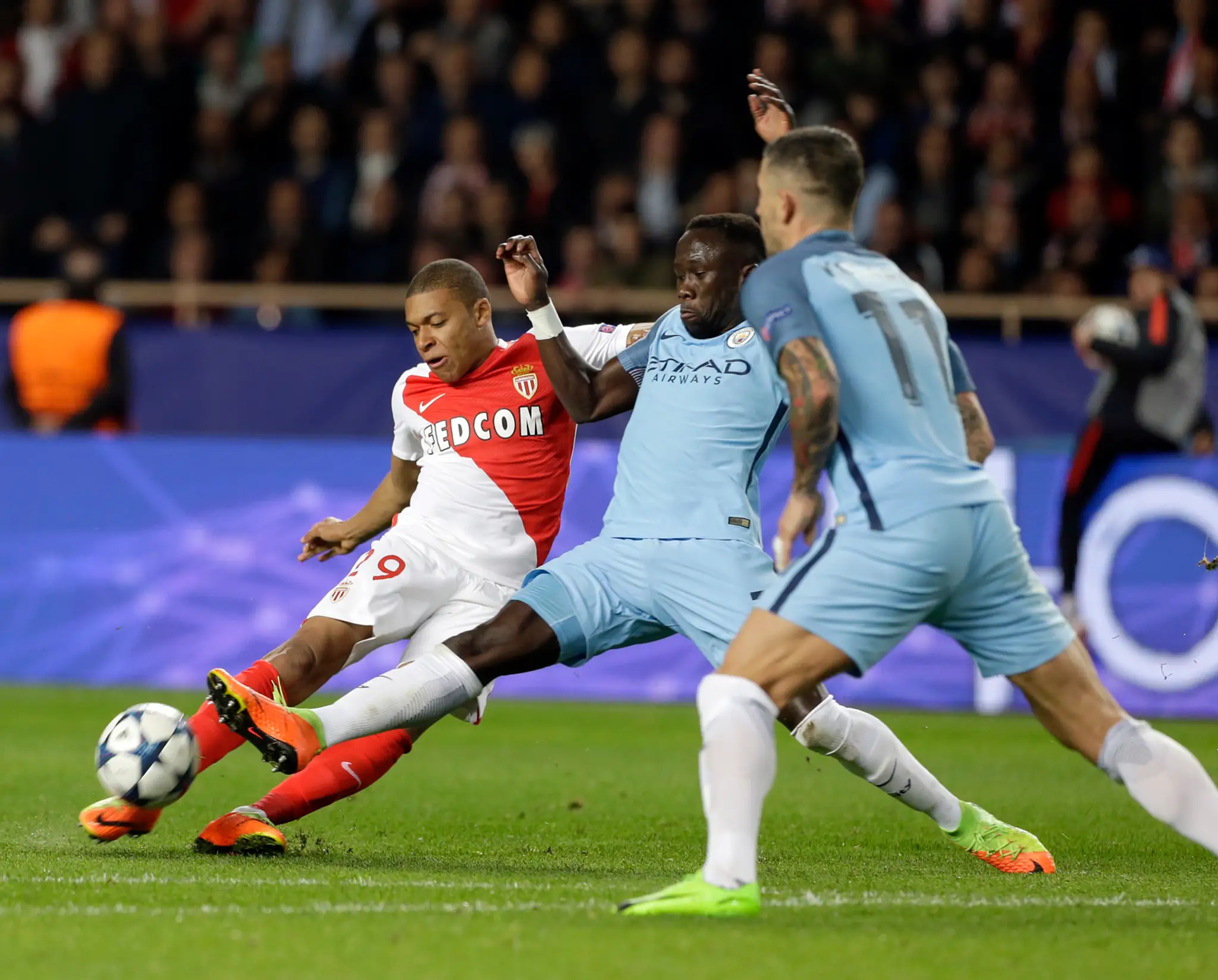 Bacary Sagna z ManCity sa snaží odstaviť od lopty Kyliana Mbappého (vľavo) z Monaca v odvete osemfinále LM.