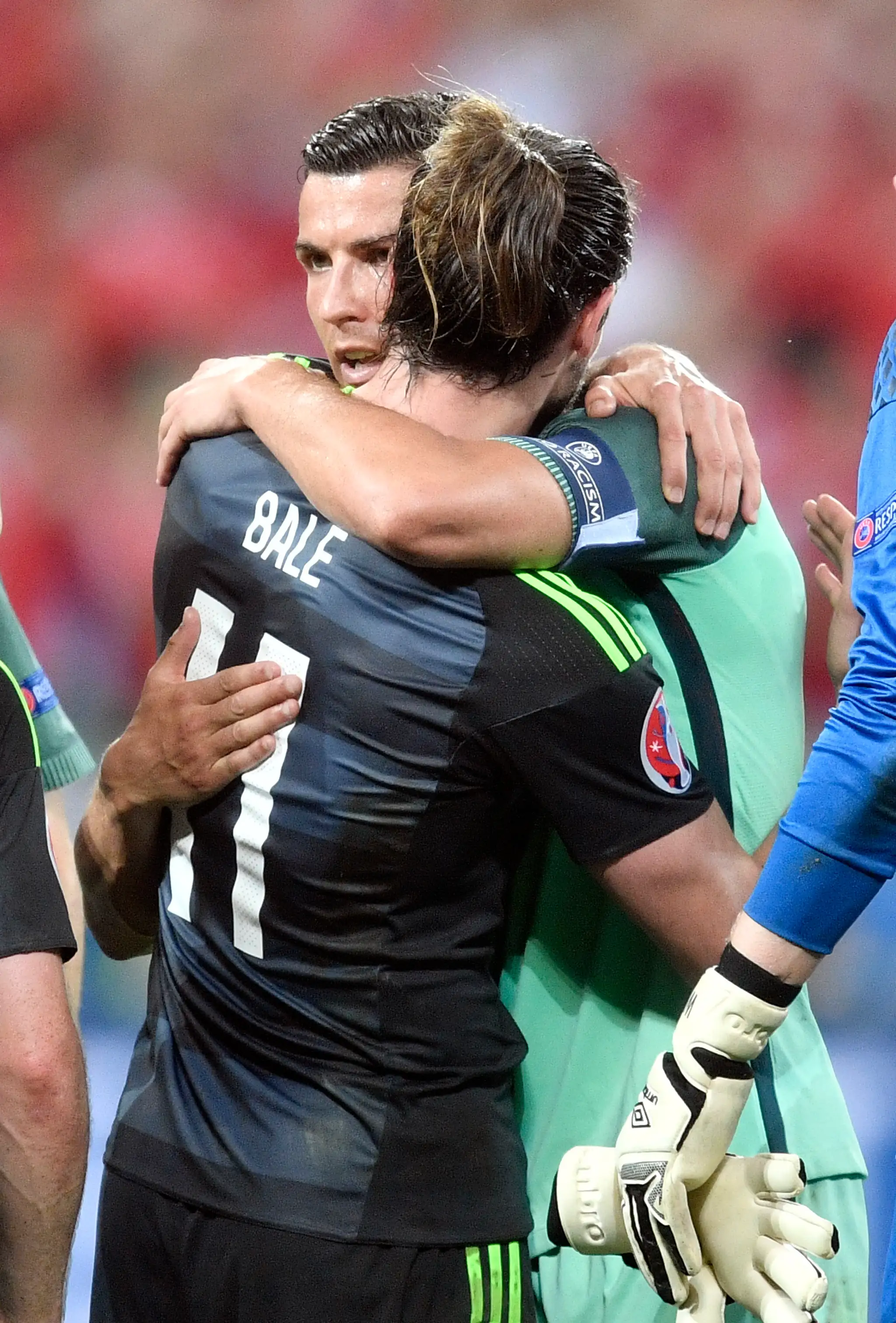 Spoluhráči z Realu Madrid Walesan Gareth Bale (v tmavom) a Portugalčan Cristiano Ronaldo sa zdravia po semifinálovom dueli na ME