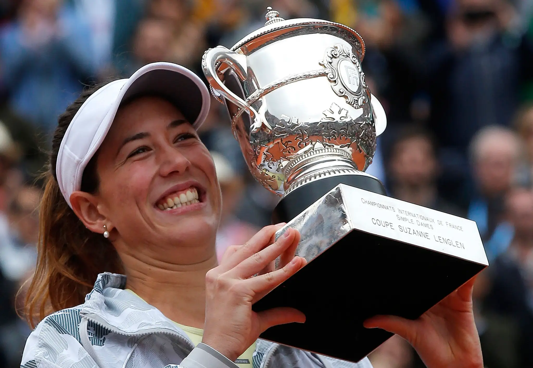 Garbine Muguruzová Blancová s trofejou z Roland Garros.