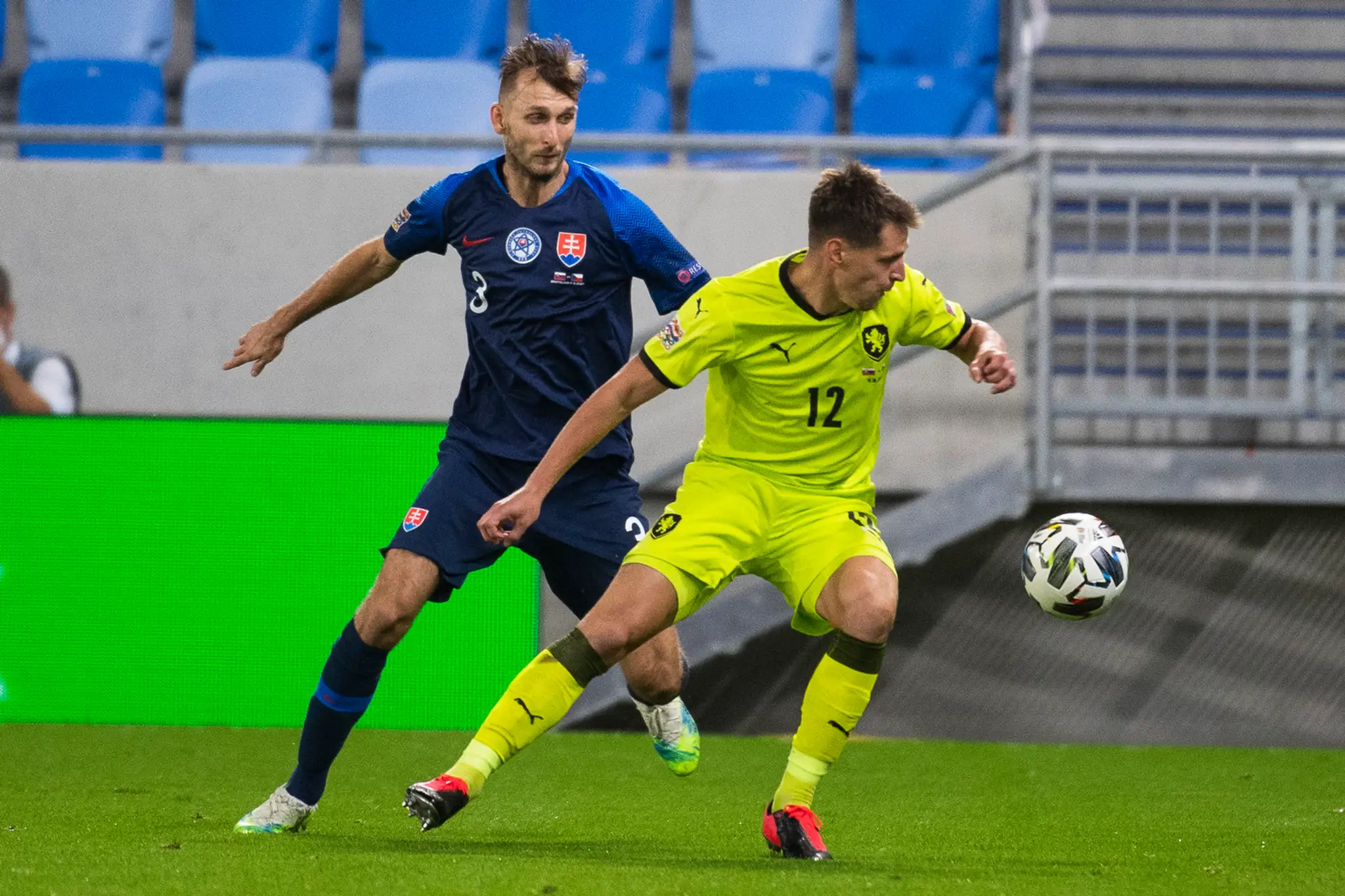 Zľava Jan Bořil z Česka a Patrik Hrošovský bojujú o loptu v dueli Ligy národov.