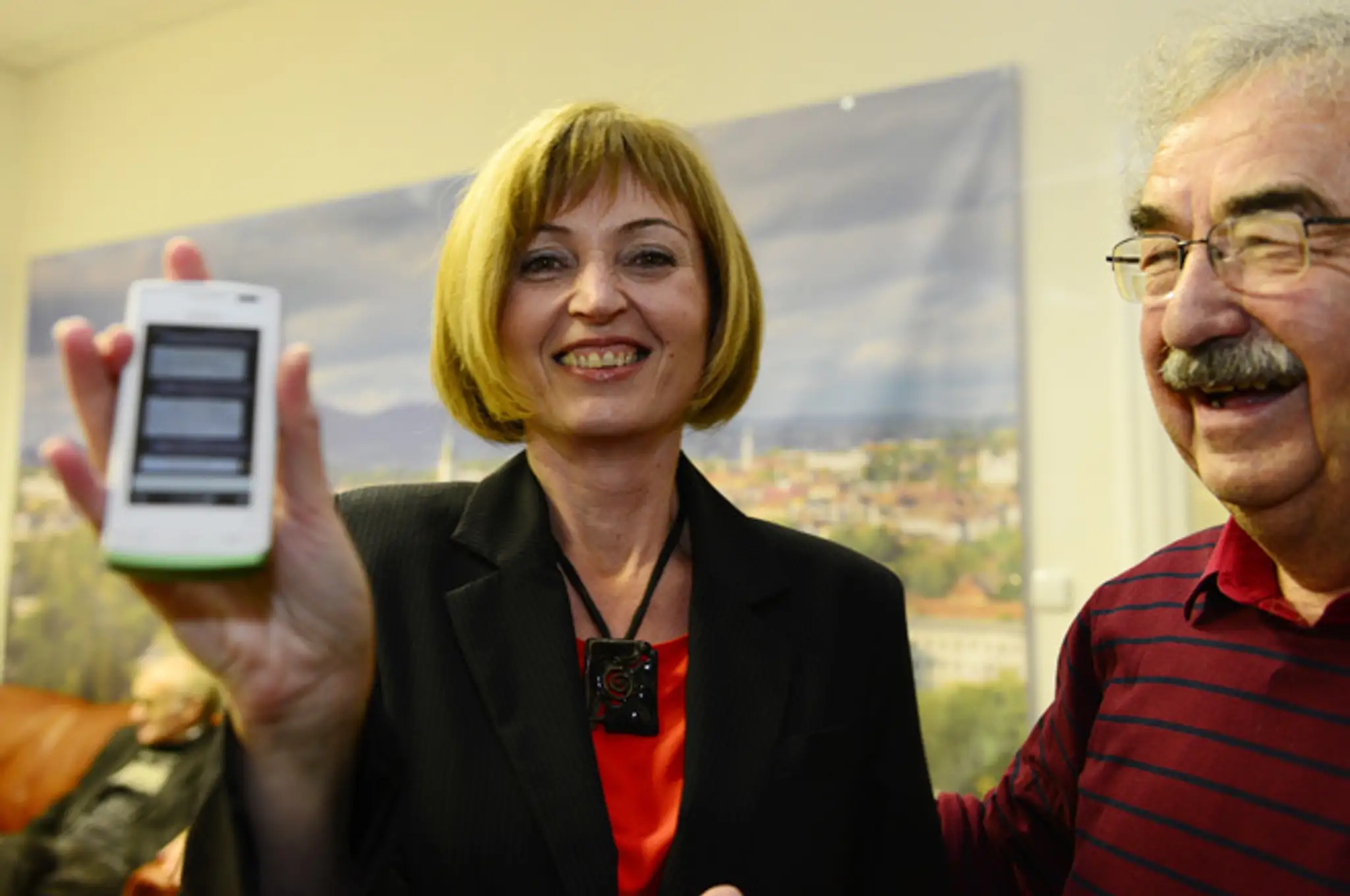 Andrea Turčanová ukazuje gratulačnú SMS od prešovského primátora Pavla Hagyariho.