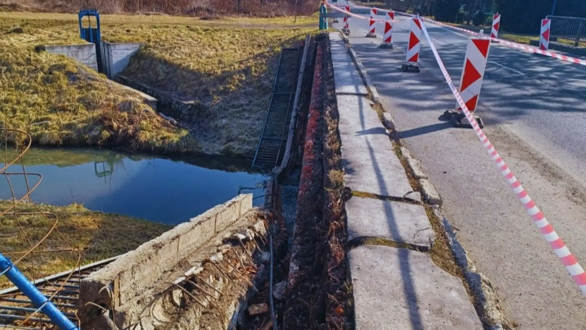 Z mosta v Lučenci odpadlo zábradlie s rímsou