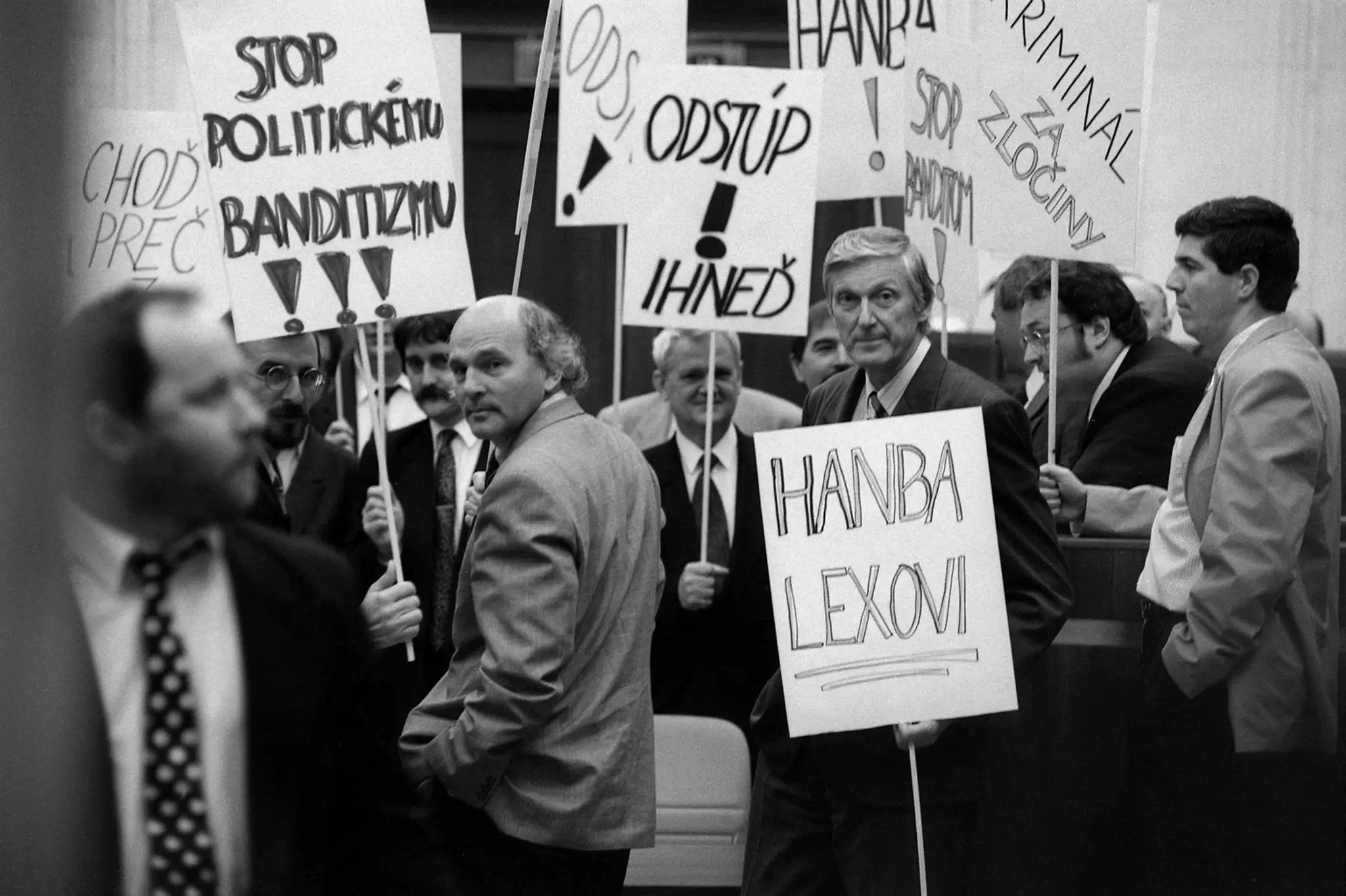 Na archívnej snímke z 22. mája 1996 pokračuje rokovanie zákonodárneho zboru v Bratislave.