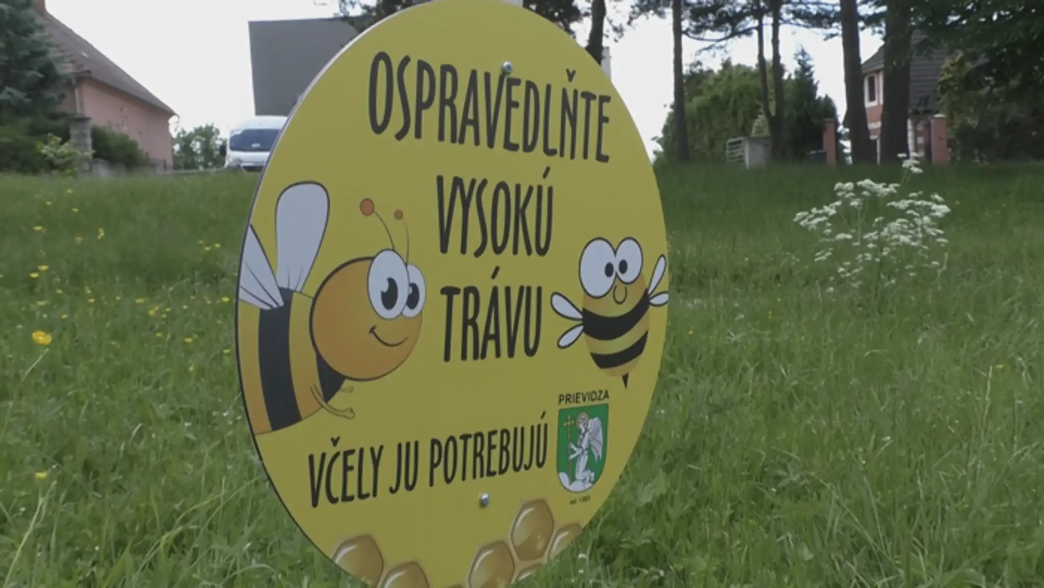 Oznam na trávniku v Prievidzi.