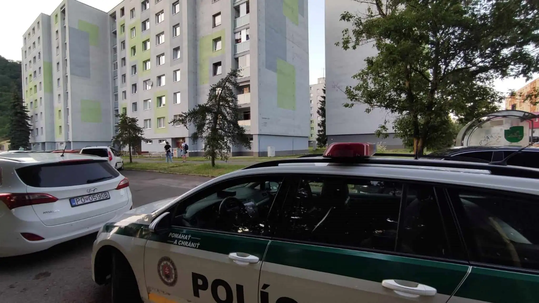 V byte v Snine našla polícia telá dvoch mladých mužov.