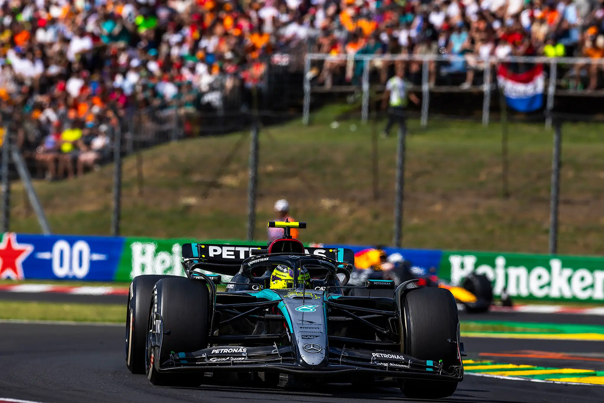 Pilot Mercedesu Lewis Hamilton.