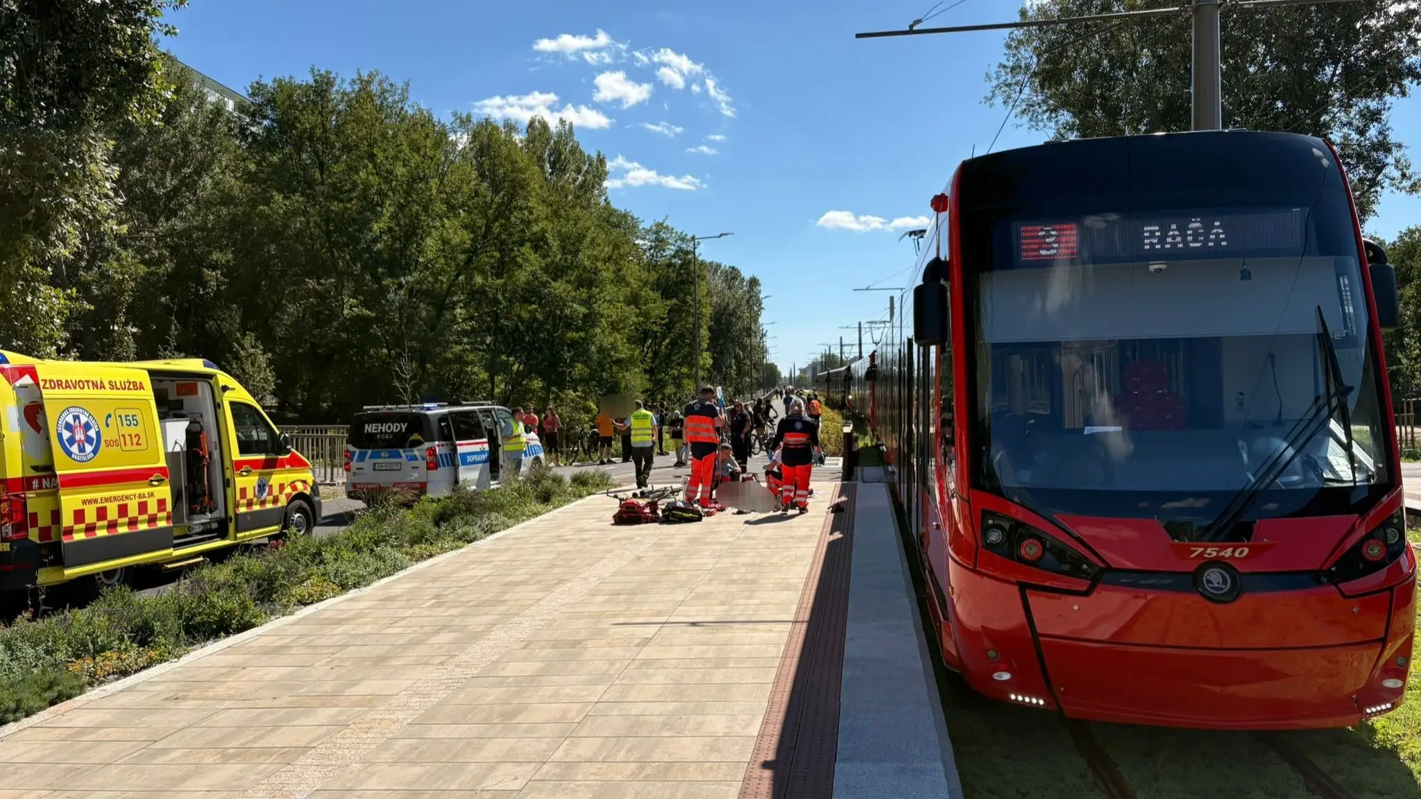 Do cyklistu narazila v Petržalke električka, zraneniam podľahol