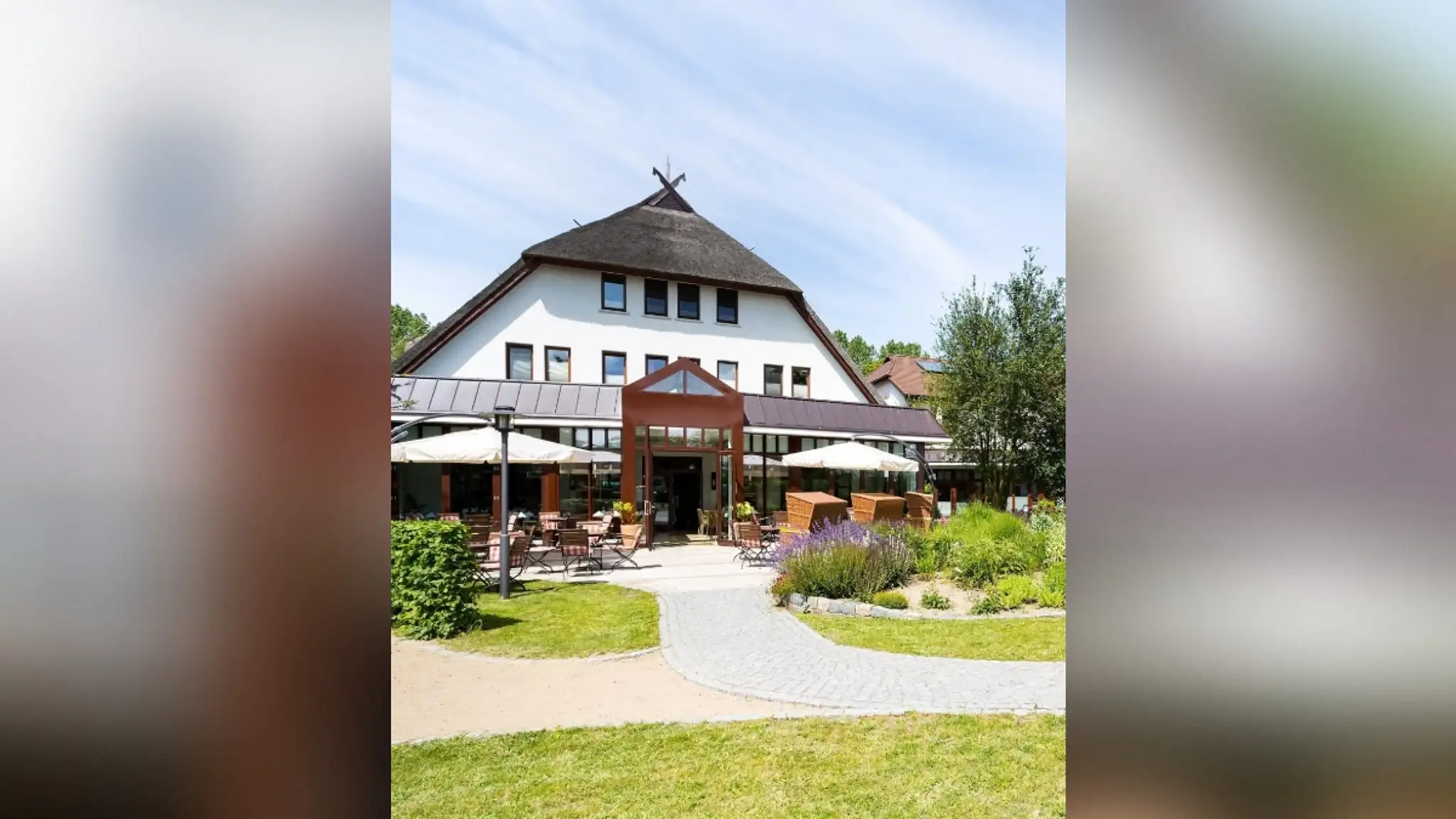 Hotel láka návštevníkov na ponuku preplatenia cesty k nim.