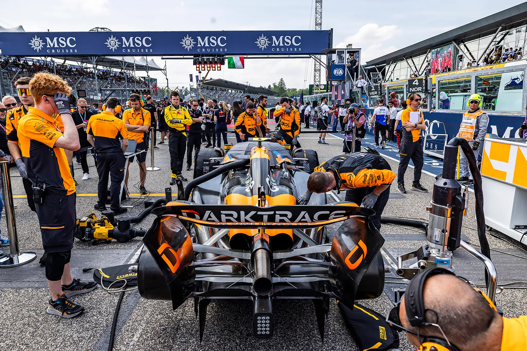 Mechanici McLarenu pripravujú monopost.