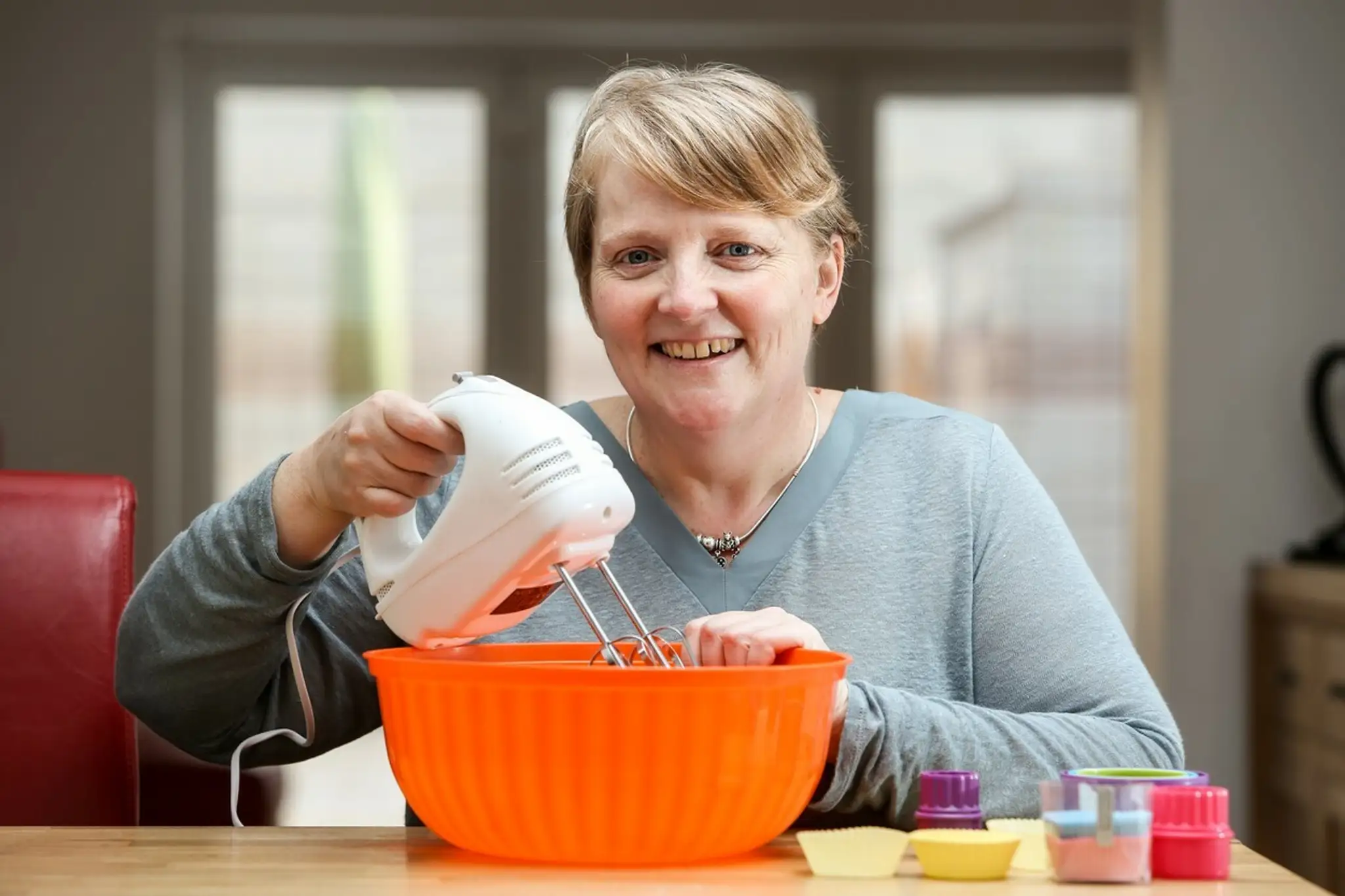 Jayne Reffin teraz radšej niečo upečie.