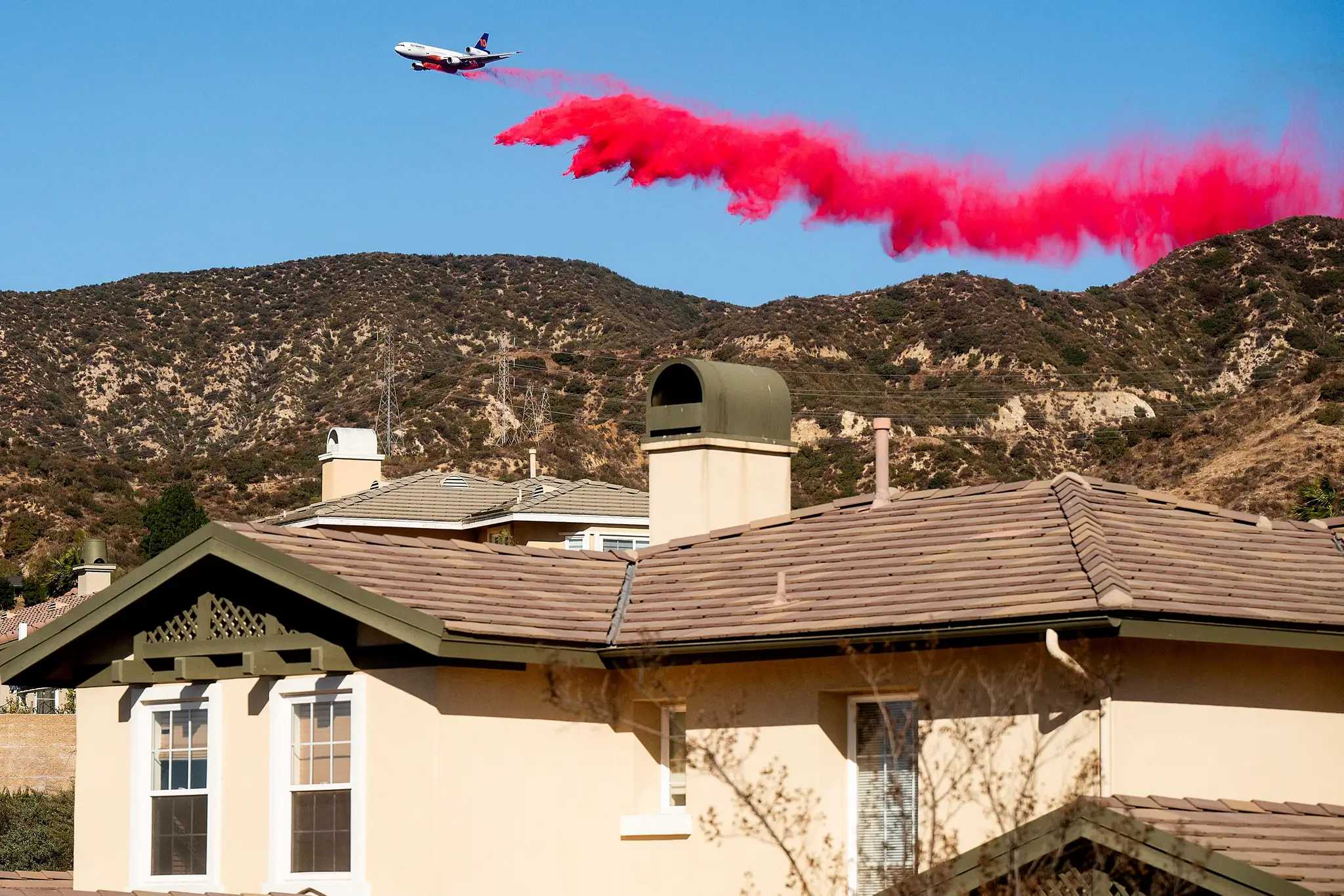 V Los Angeles zhadzujú lietadlá ružový prášok