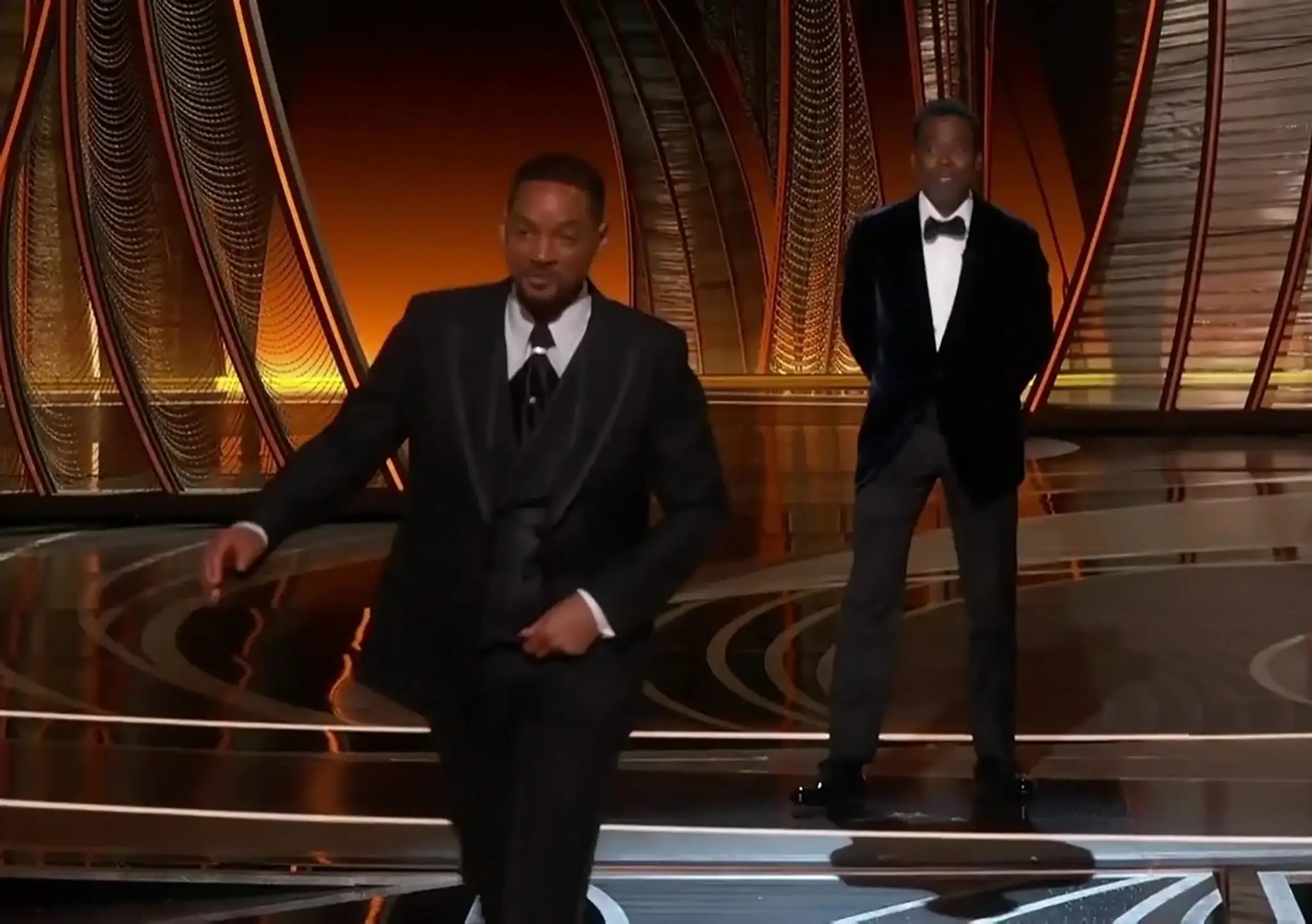 Will Smith odchádza z pódia po tom, čo dal facku Chrisovi Rockovi.