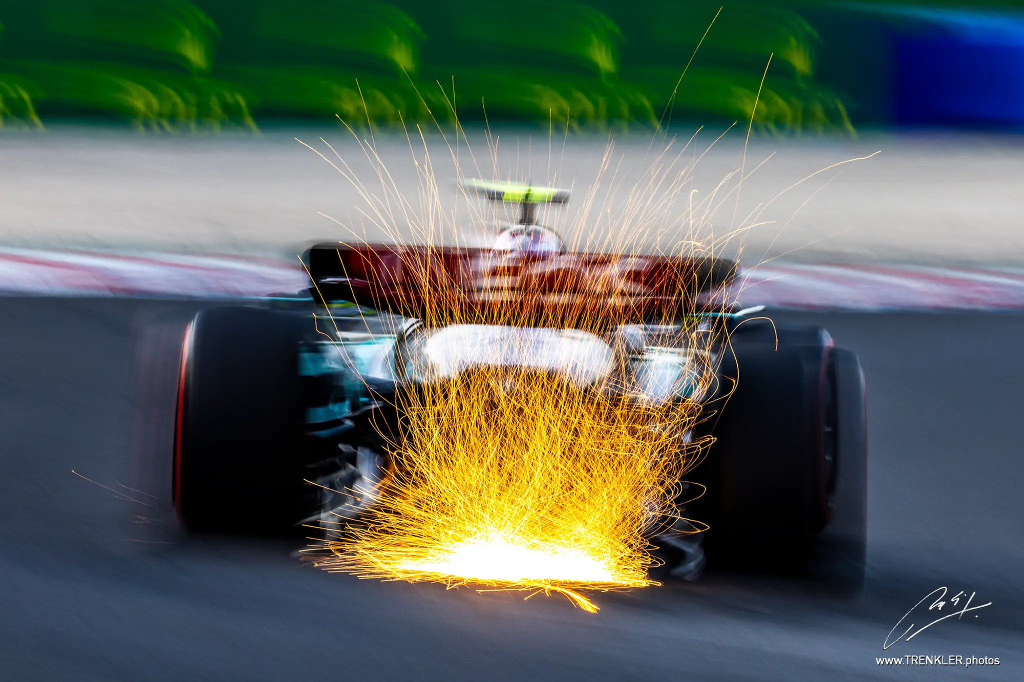 Iskrenie nie je na okruhoch F1 žiadnou výnimkou.
