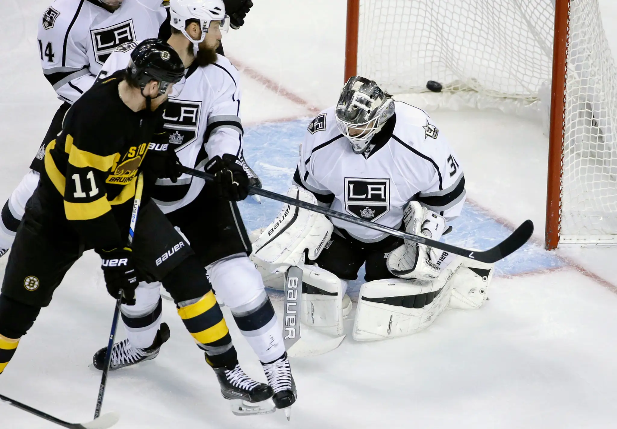 Slovenský brankár LA Kings Peter Budaj inkasuje gól z hokejky Bostonu Bruins Jimmyho Haysa.