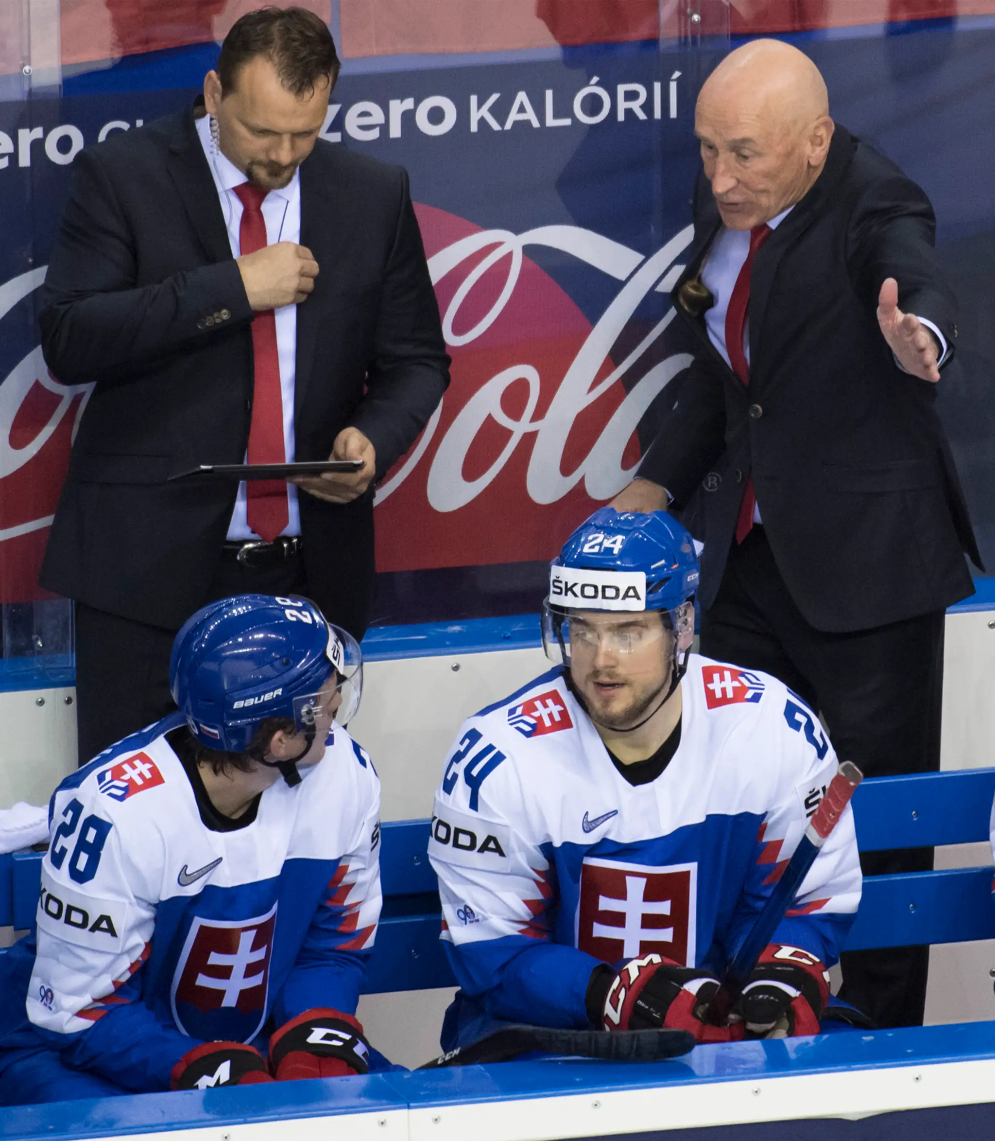 Sprava Marek Ďaloga, Patrik Rybár, Dávid Buc (vľavo) a druhý zľava Američan Jack Hughes tečuje puk v dueli na MS 2019.