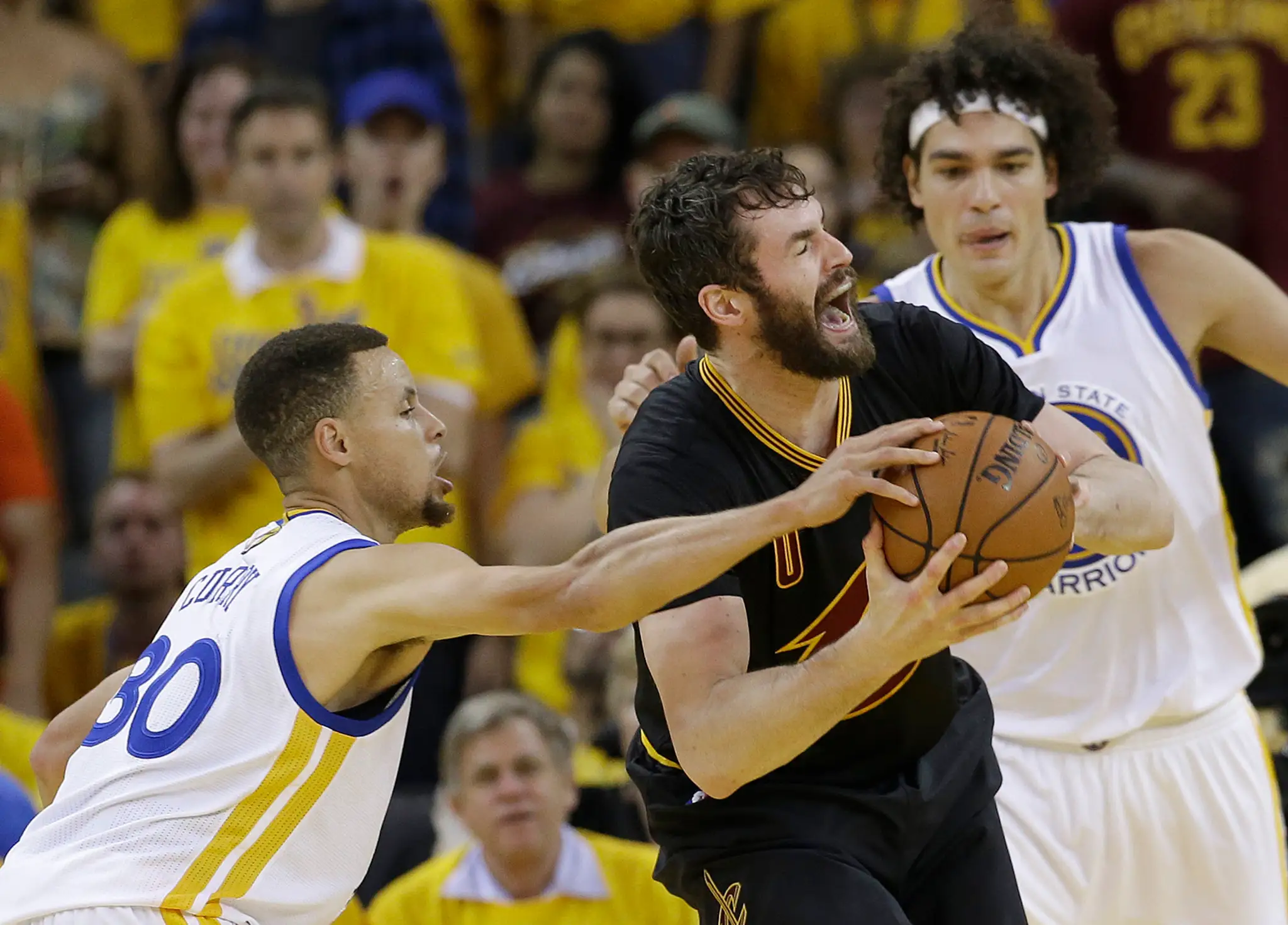 Stephen Curry sa pokúša vypichnúť loptu Kevinovi Loveovi.