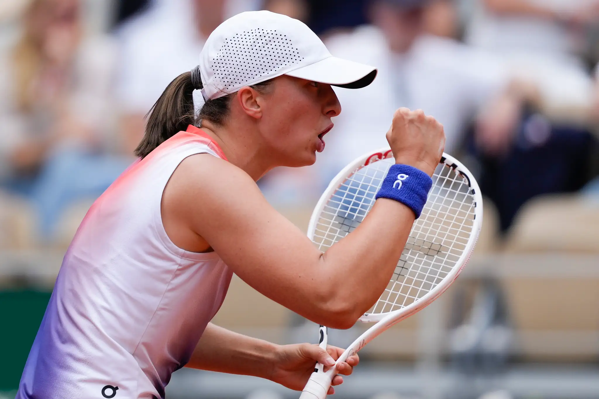 Poľská tenistka Iga Swiateková zatína päsť počas zápasu proti Markéte Vondroušovej.