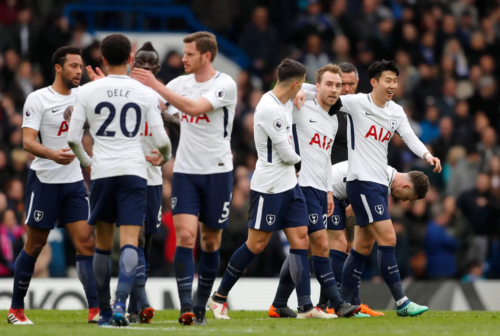 Hráči Tottenhamu oslavujú gól na pôde Chelsea.