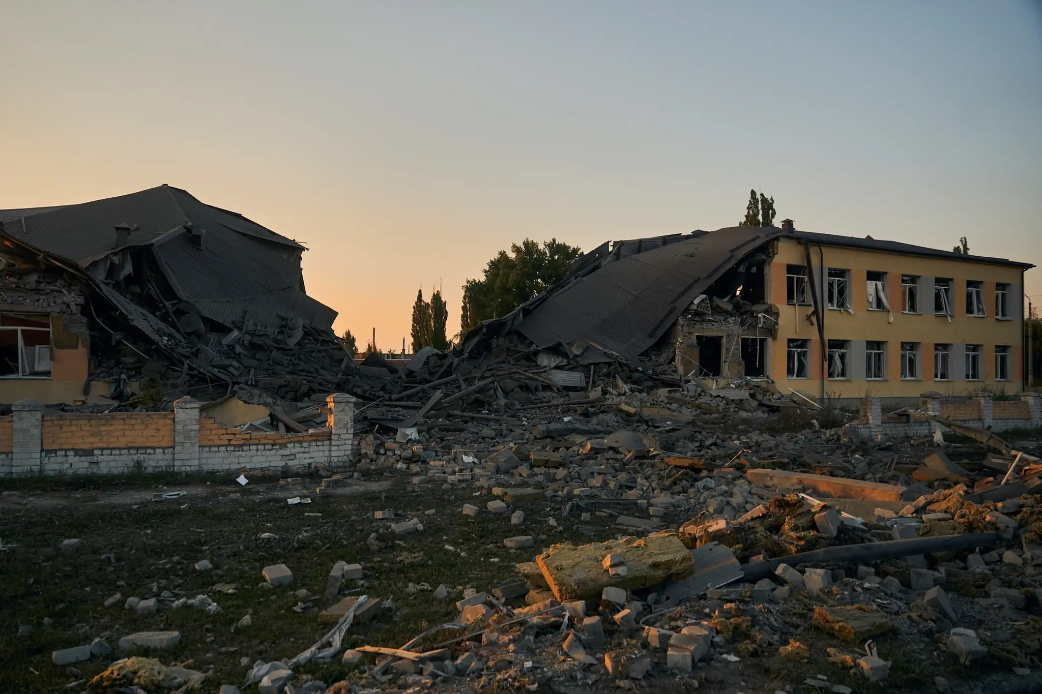 Ruiny školy po ruskom ostreľovaní v meste Družkivka v Doneckej oblasti.