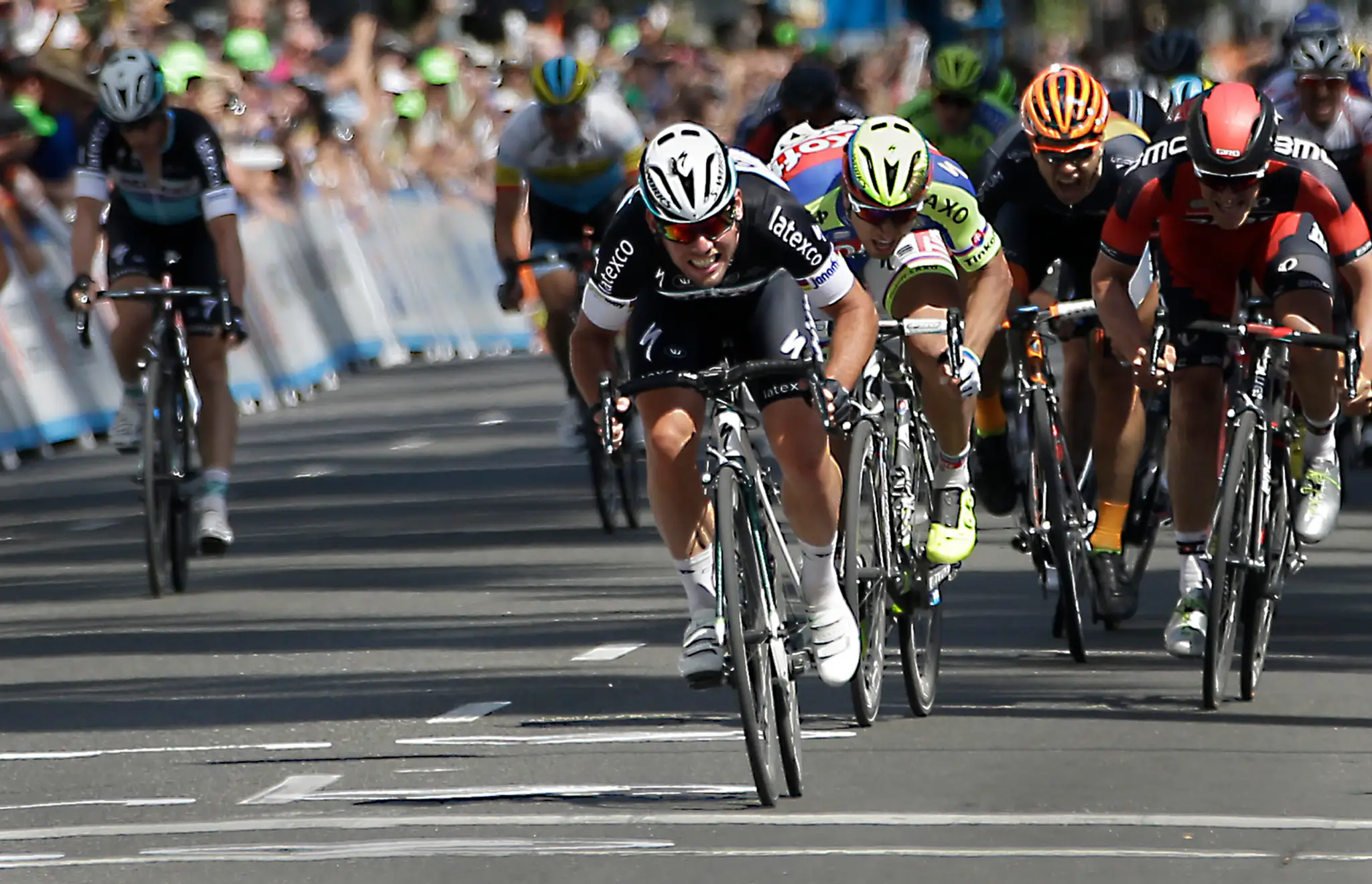 Peter Sagan za Markom Cavendishom v záverečnom špurte 1. etapy Okolo Kalifornie.