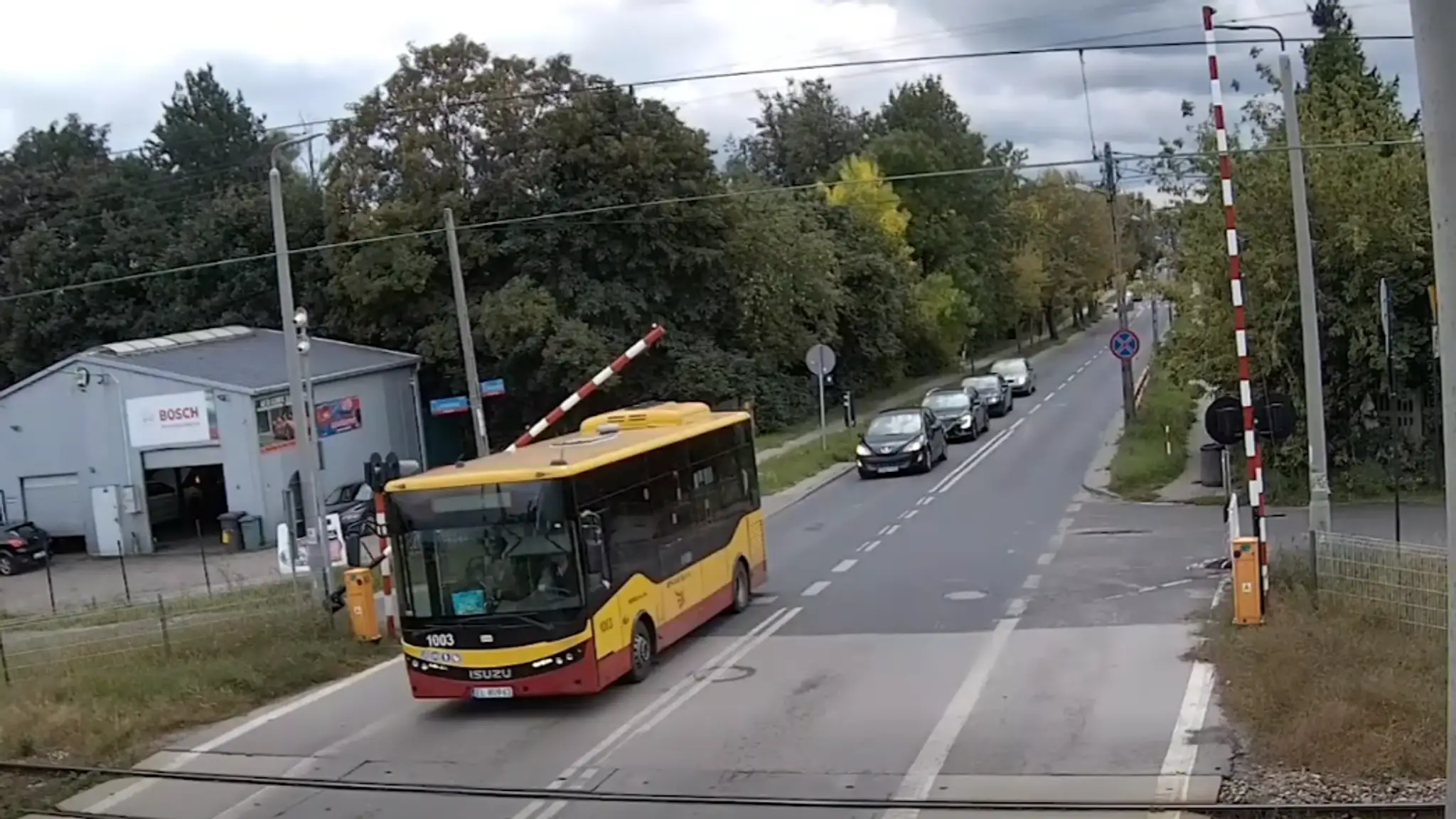 Autobus uviazol medzi závorami
