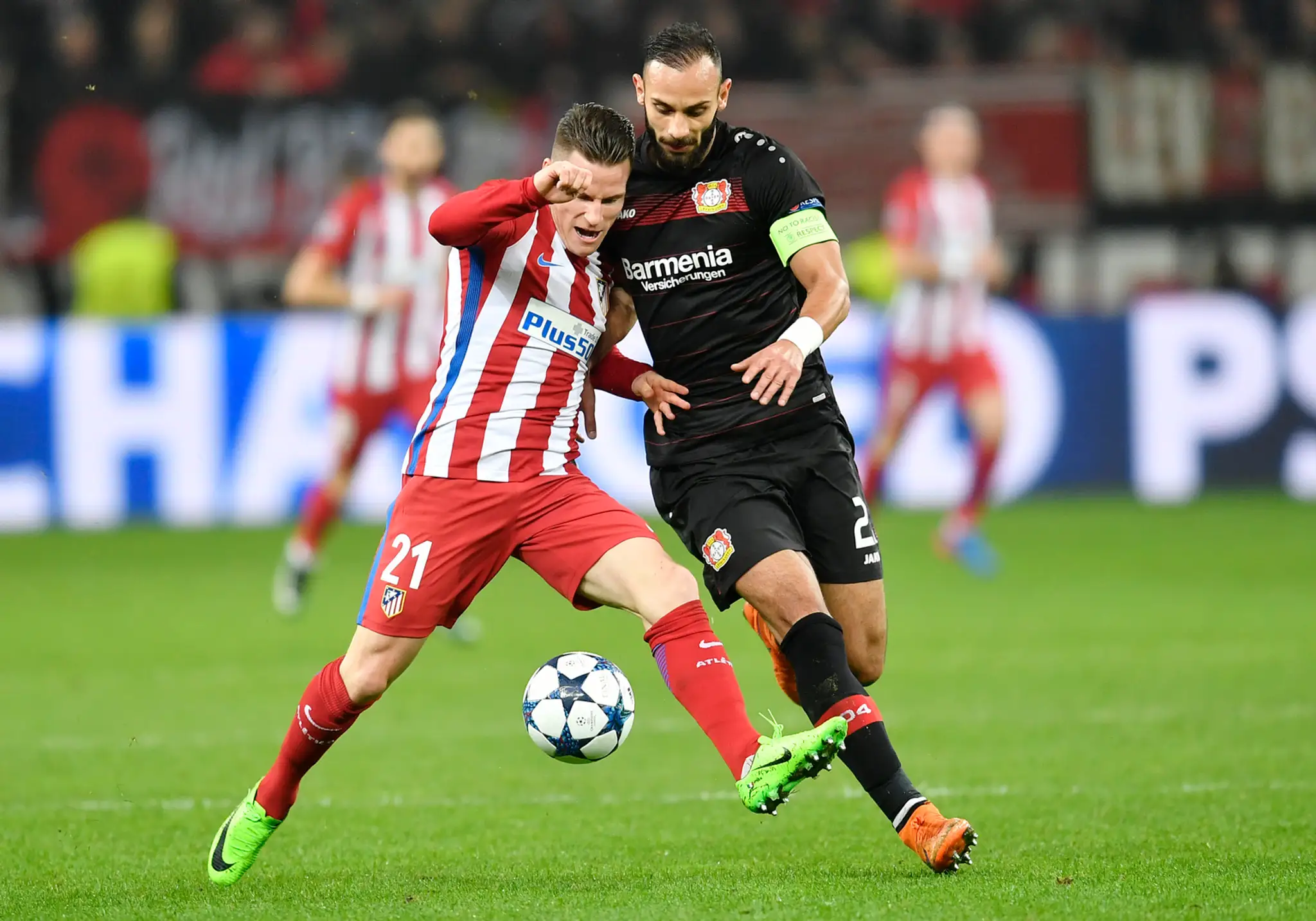 Kapitán Leverkusenu Ömer Toprak (vpravo) sa snaží zastaviť Kévina Gameira z Atlética v osemfinále LM.