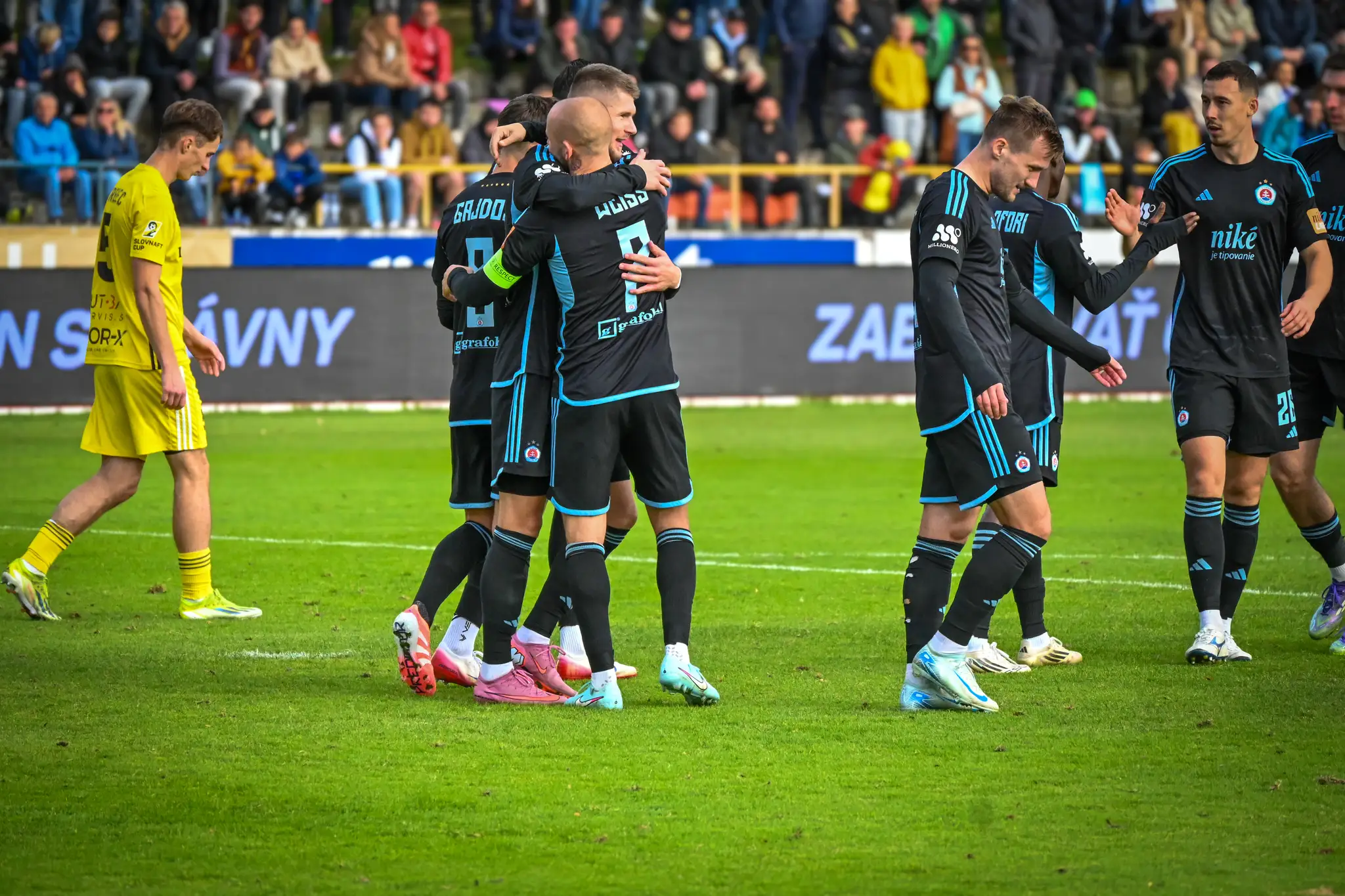 Futbalisti Slovana sa tešia z gólu