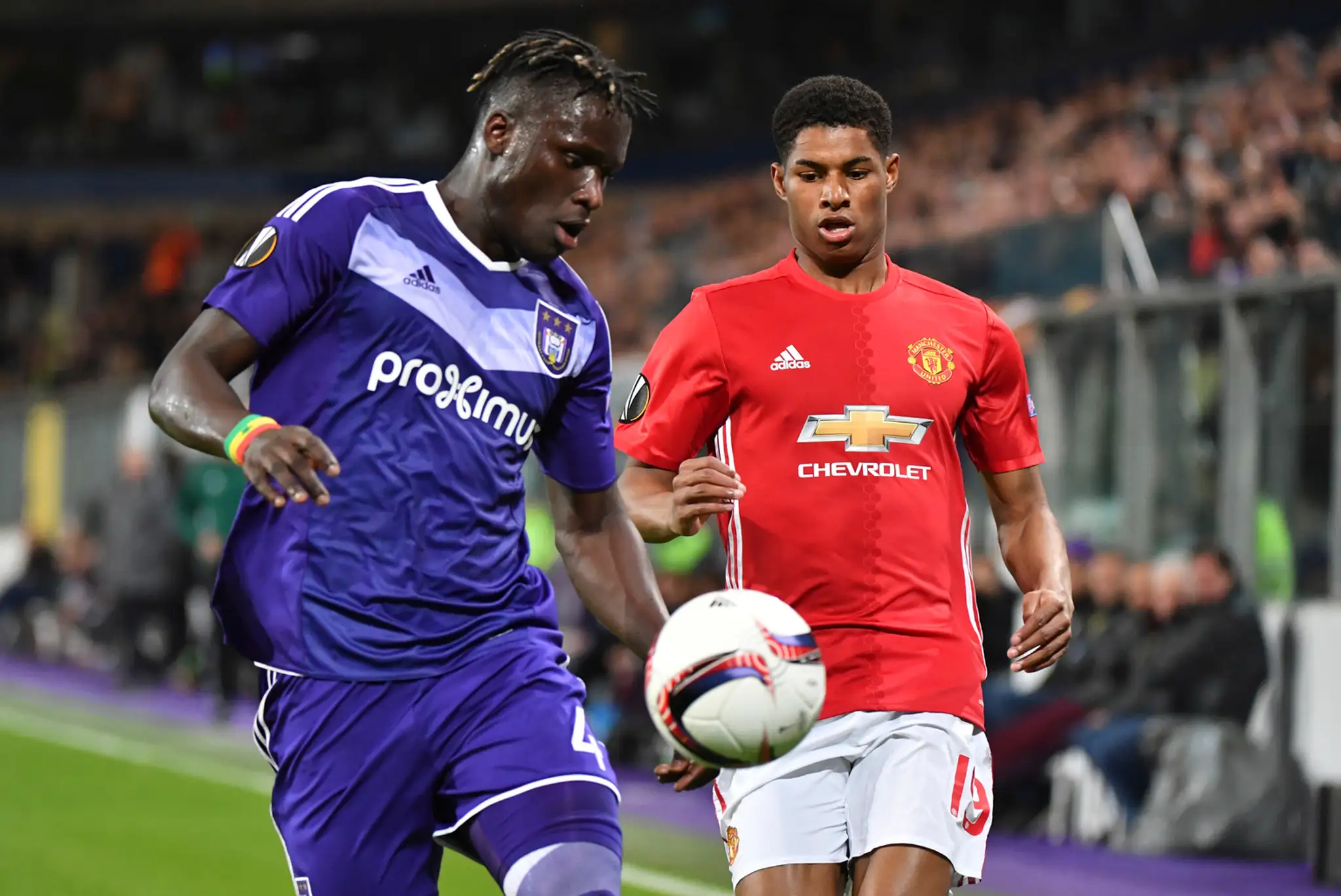 Serigne Mbodji (vľavo) z Anderlechtu bojuje o loptu vo štvrťfinále EL proti Marcusovi Rashfordovi z ManUtd.
