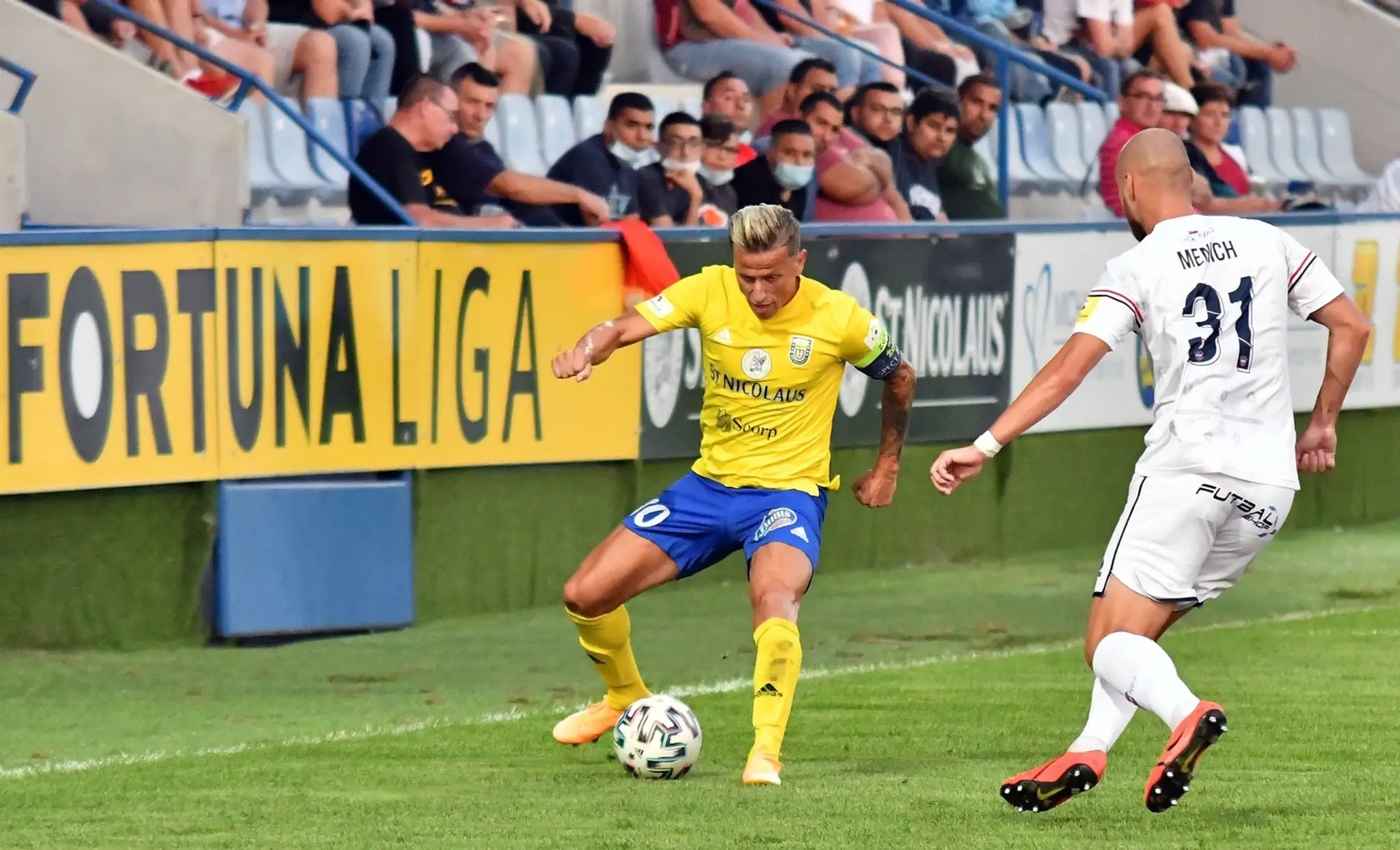 Na snímke vľavo hráč MFK Zemplín Michalovce Igor Žofčák a vpravo hráč FC ViOn Zlaté Moravce – Vráble Jozef Menich.