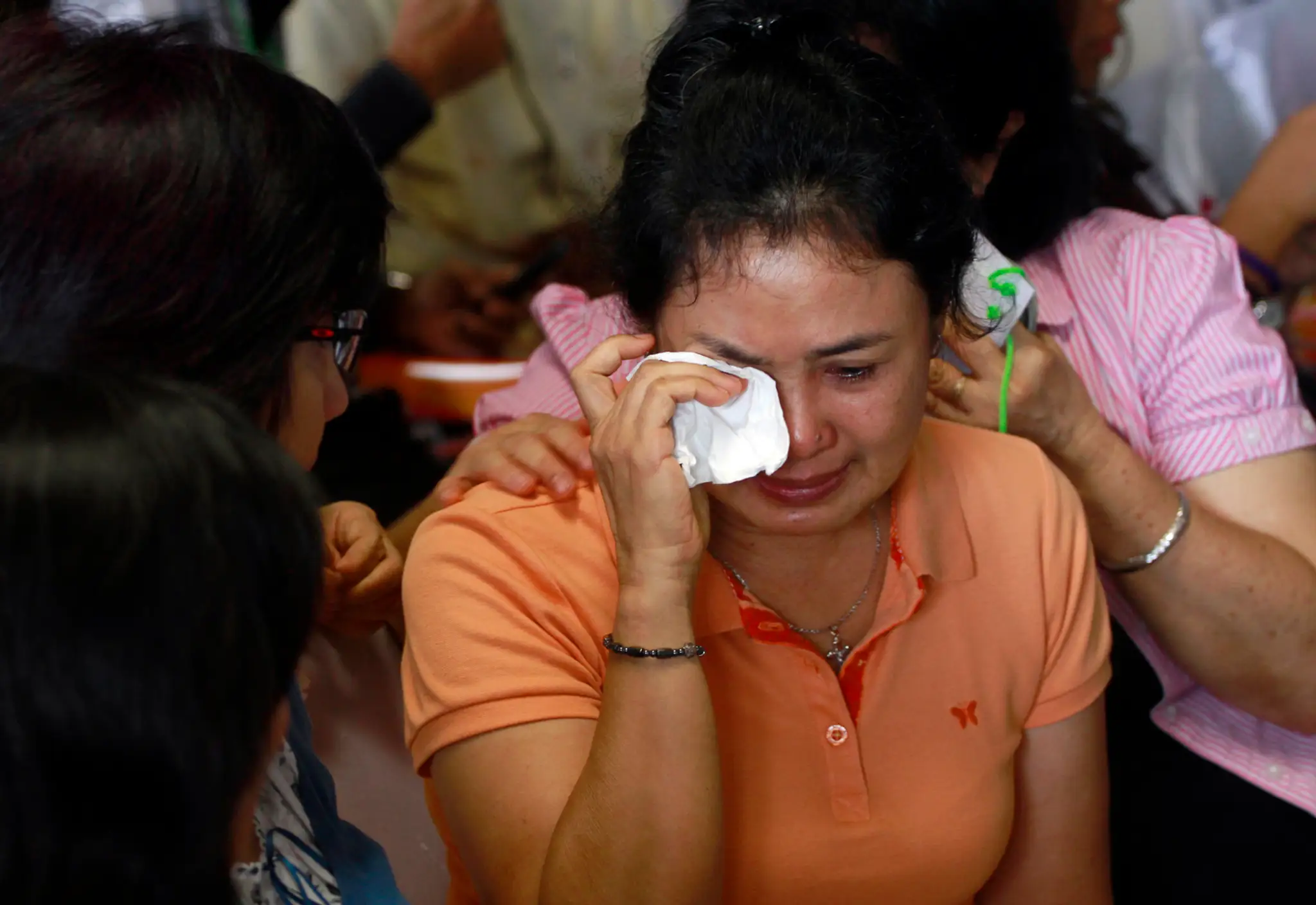 Smútok a plač príbuzných obetí spadnutého lietadla AirAsia