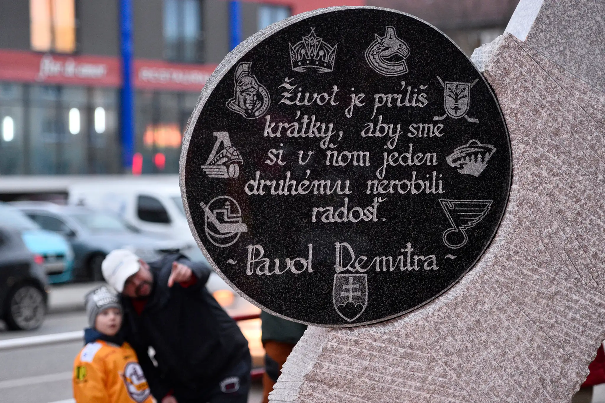 Pamätník pred zimným štadiónom v Trenčíne venovaný Pavlovi Demitrovi.