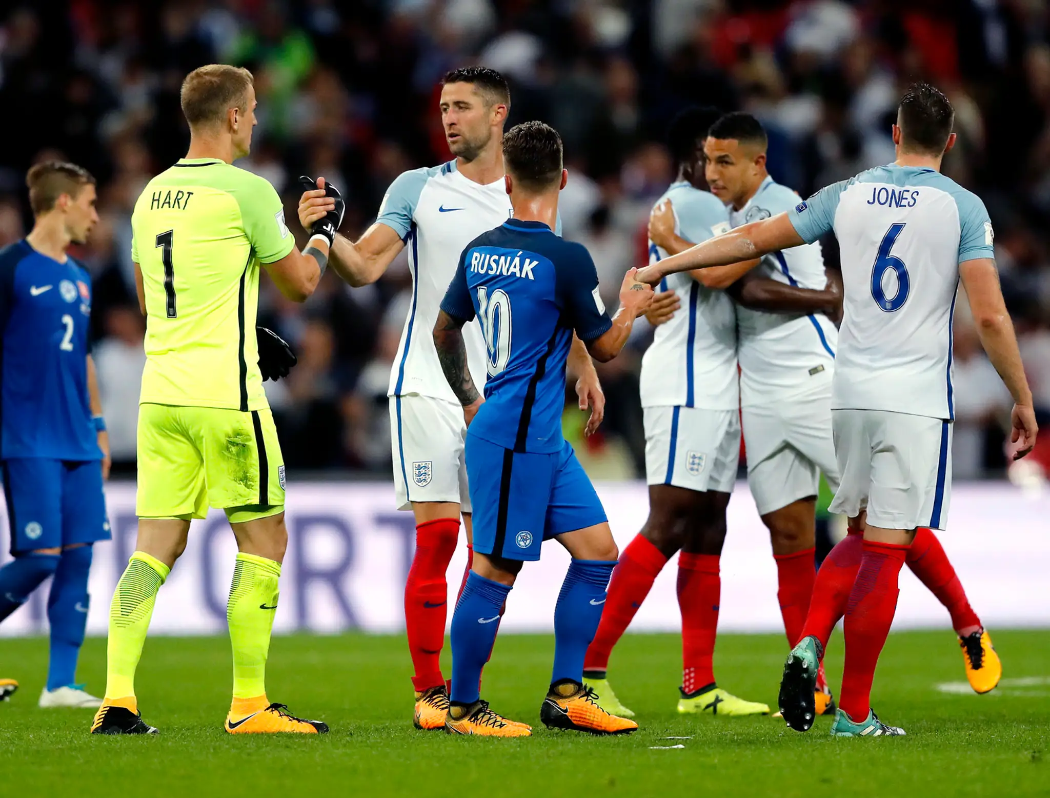Podanie si rúk slovenských a anglických hráčov po kvalifikačnom zápase vo Wembley.