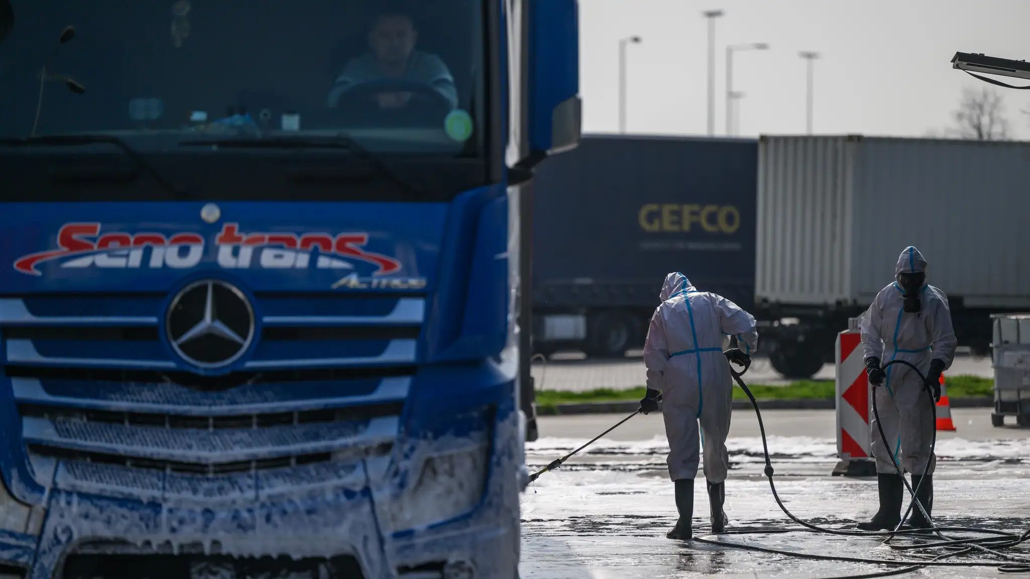 Policajti pre slintačku a krívačku zastavujú vozidlá na hraničných priechodoch