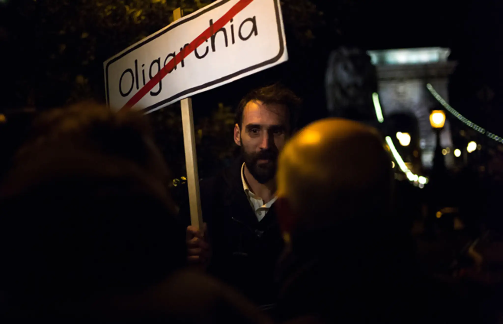Demonštrant na zhromaždení v Budapešti.