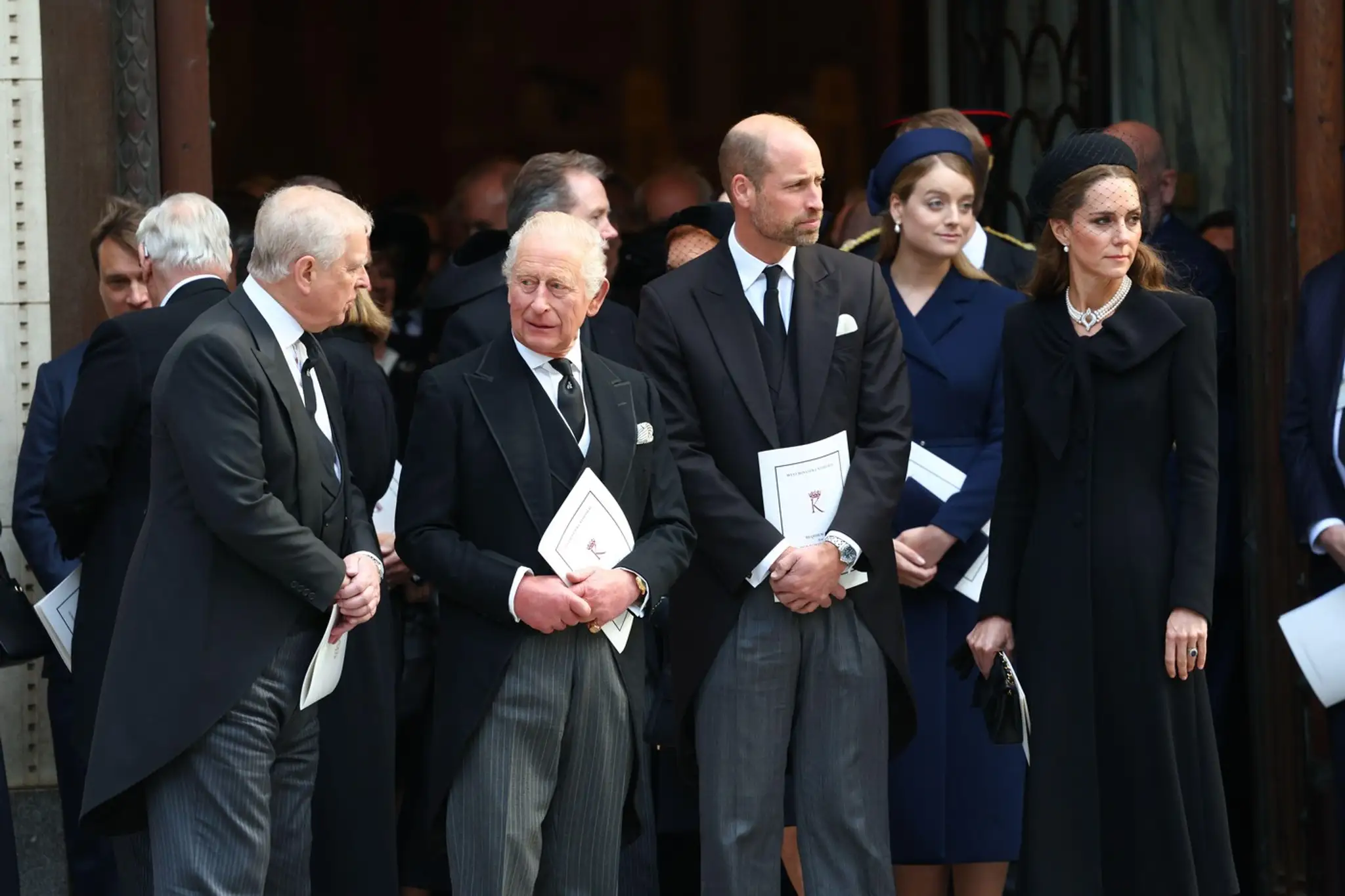 Zľava: princ Andrew, kráľ Karol III., princ William, princezná Catherine