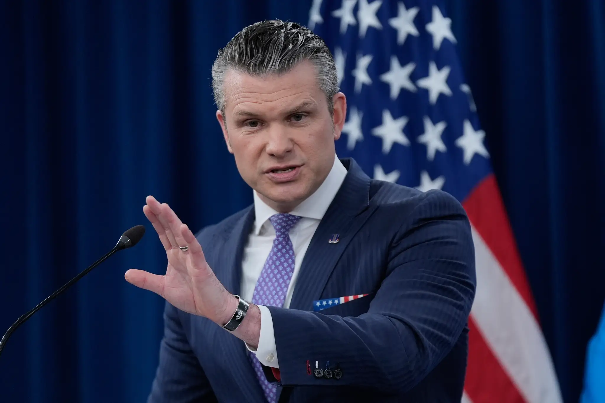 Na snímke minister obrany USA Pete Hegseth odpovedá na otázky novinárov počas tlačovej konferencie v Pentagóne.