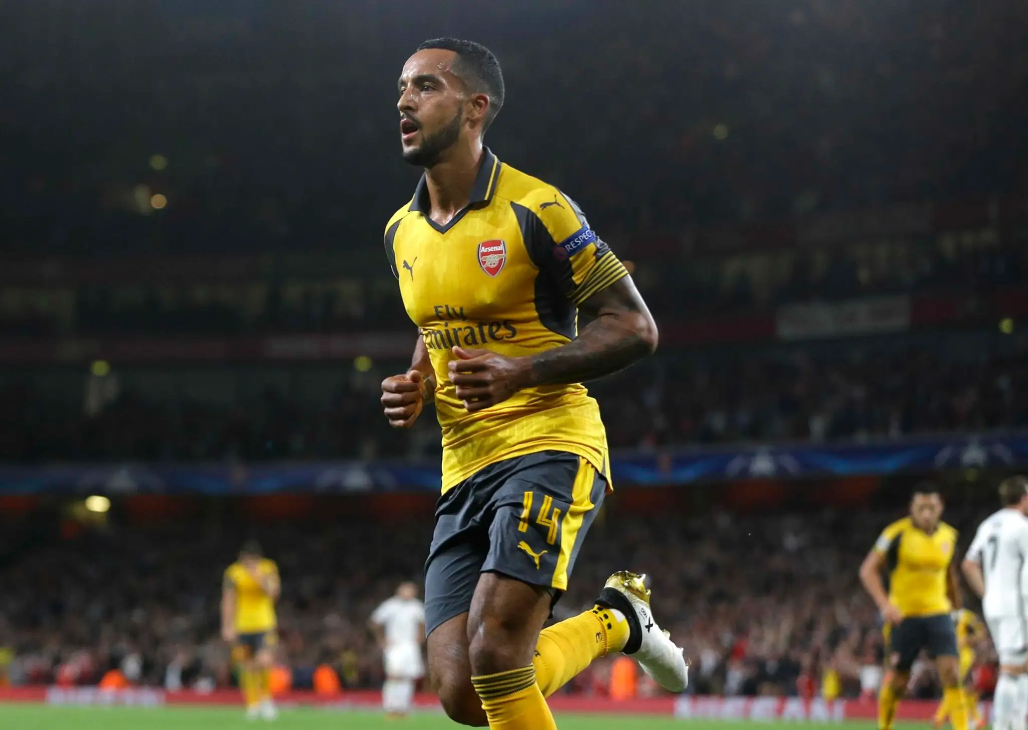 Theo Walcott z Arsenalu uteká po tom, čo skóroval do siete FC Bazilej v domácom zápase LM.