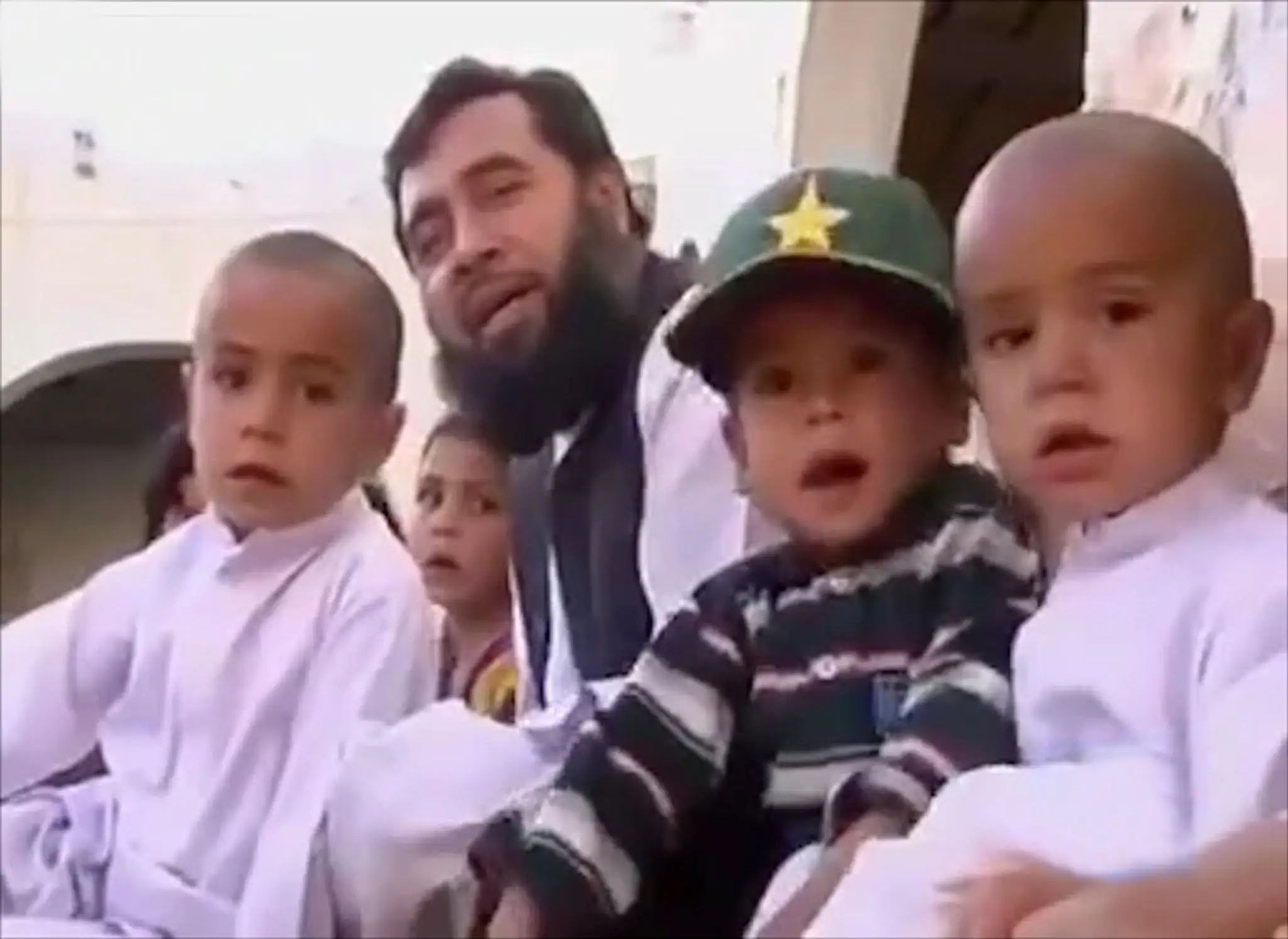 Sardar Džan Muhammad Khildži so svojimi deťmi.