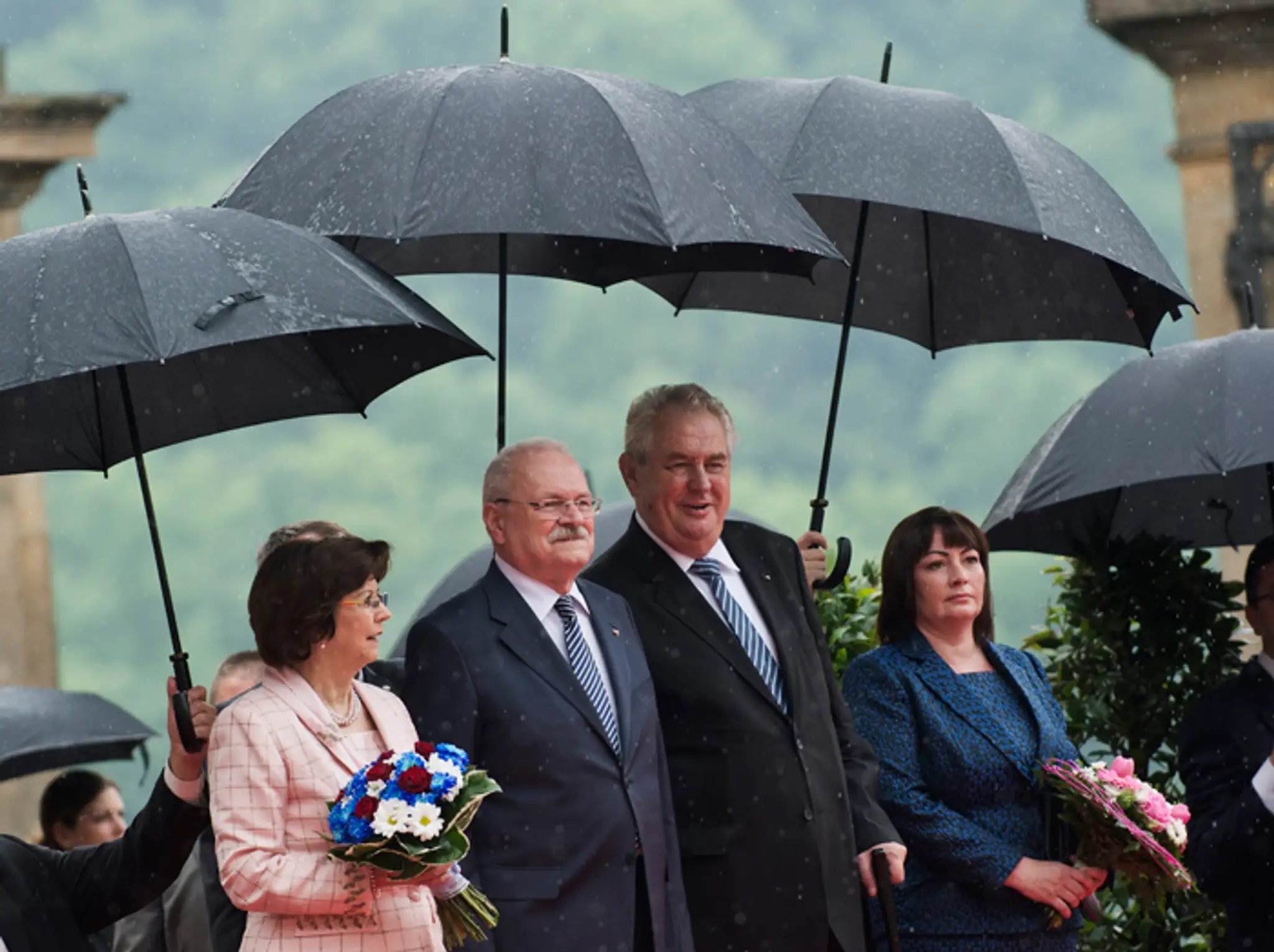 Prezidenti Miloš Zeman s manželkou Ivanou a Ivan Gašparovič s manželkou Silviou